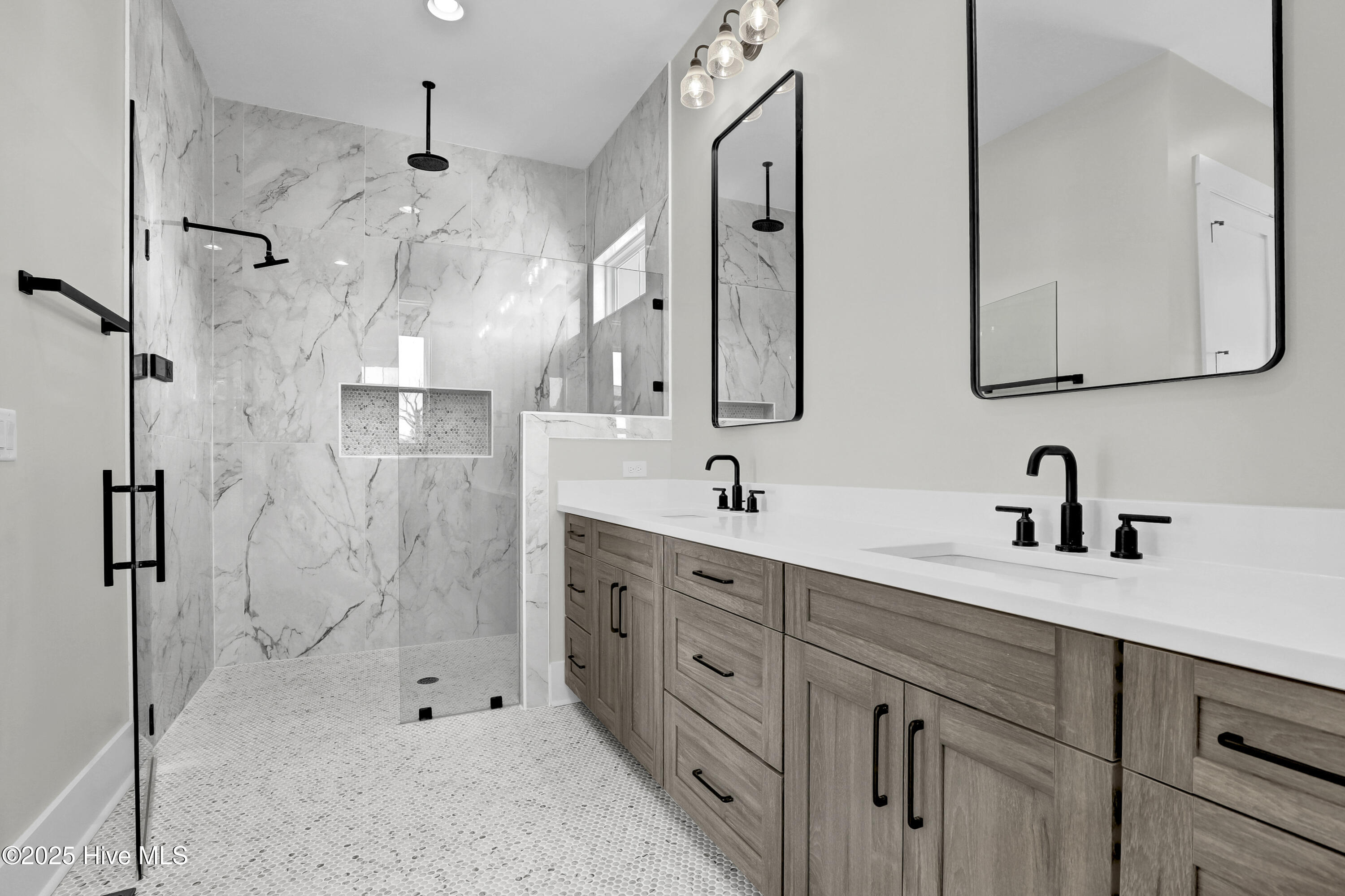 100523775 | Photo 18