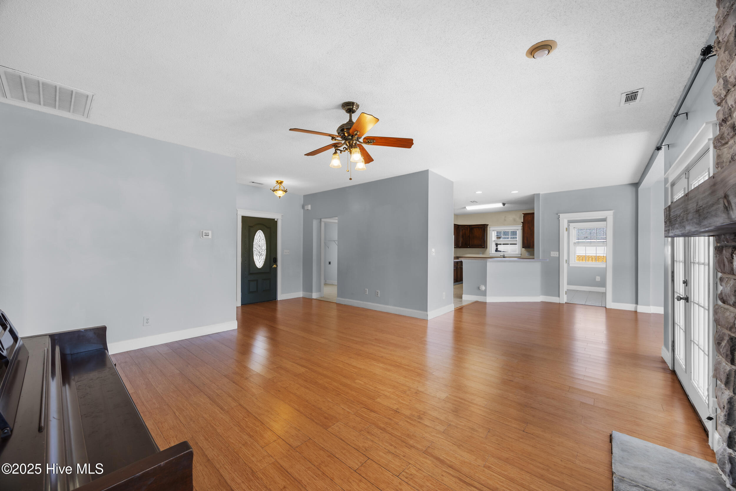 100545669 | Photo 21