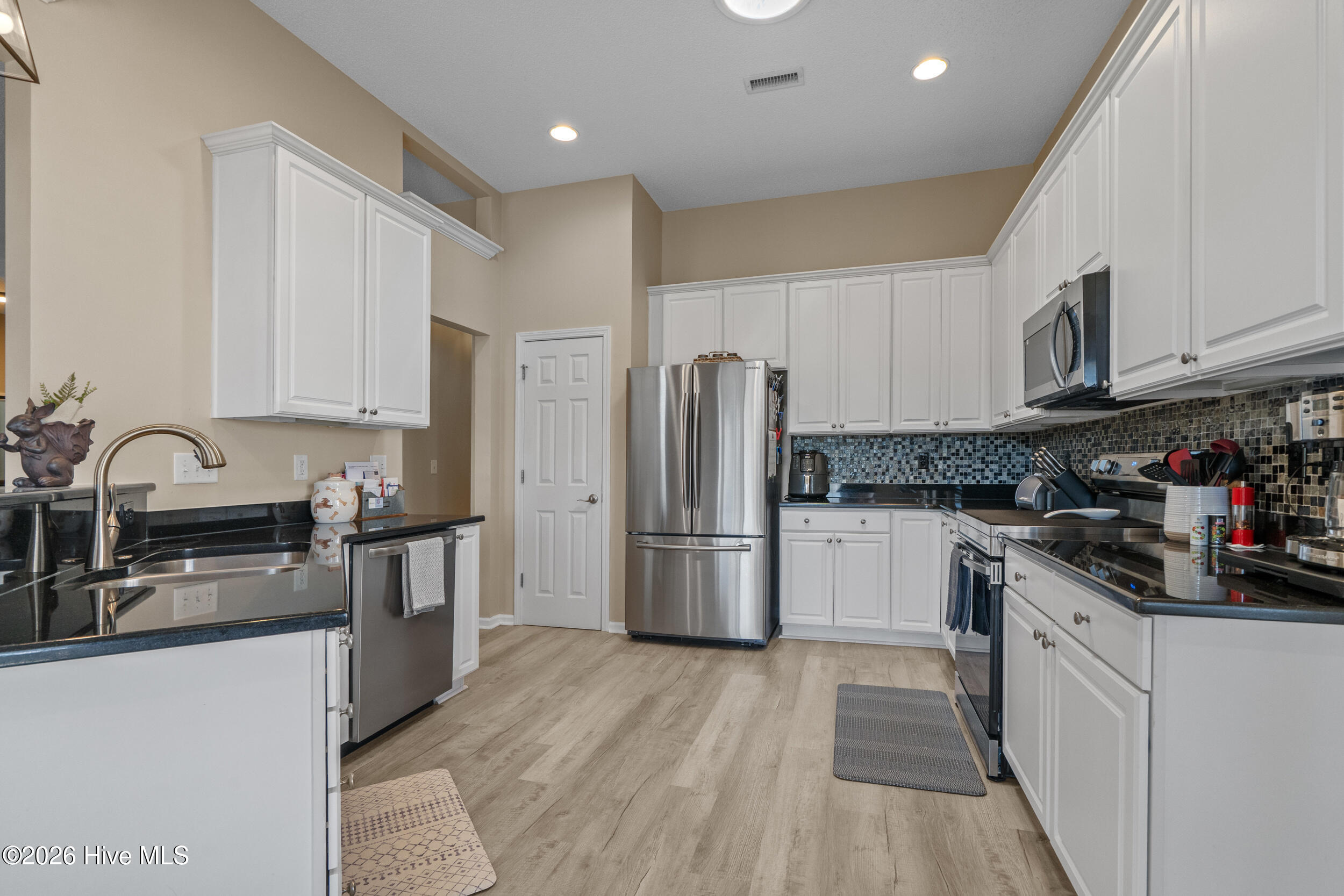 100562185 | Photo 12