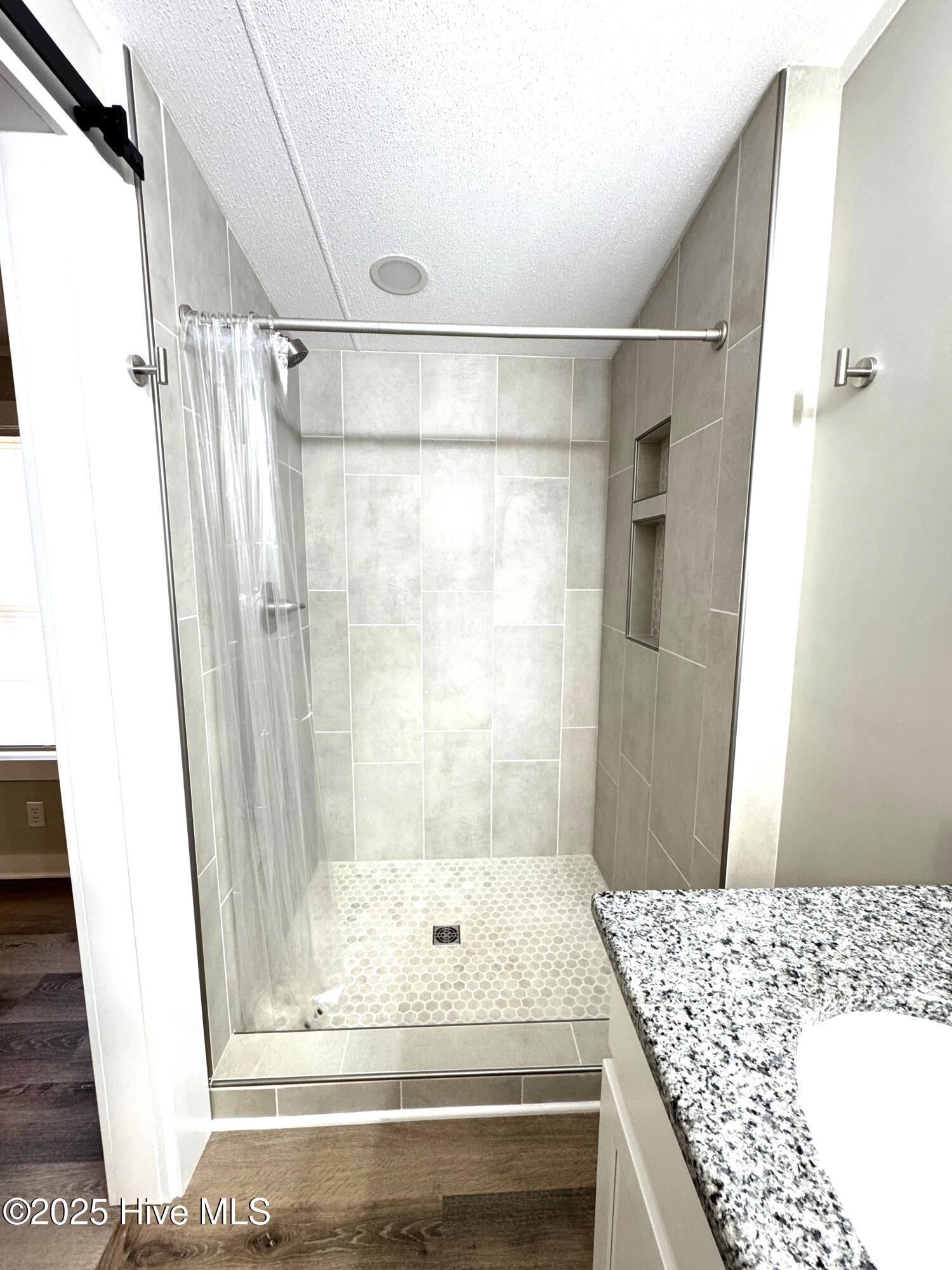 100545185 | Photo 14