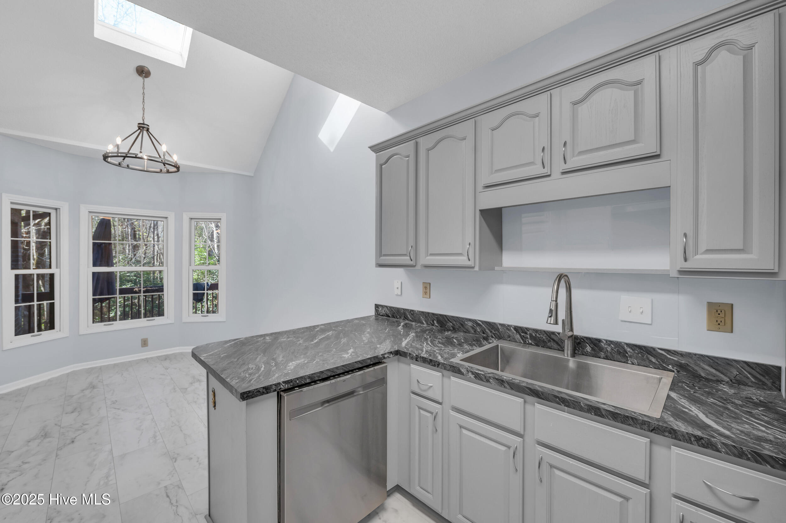 100548382 | Photo 14