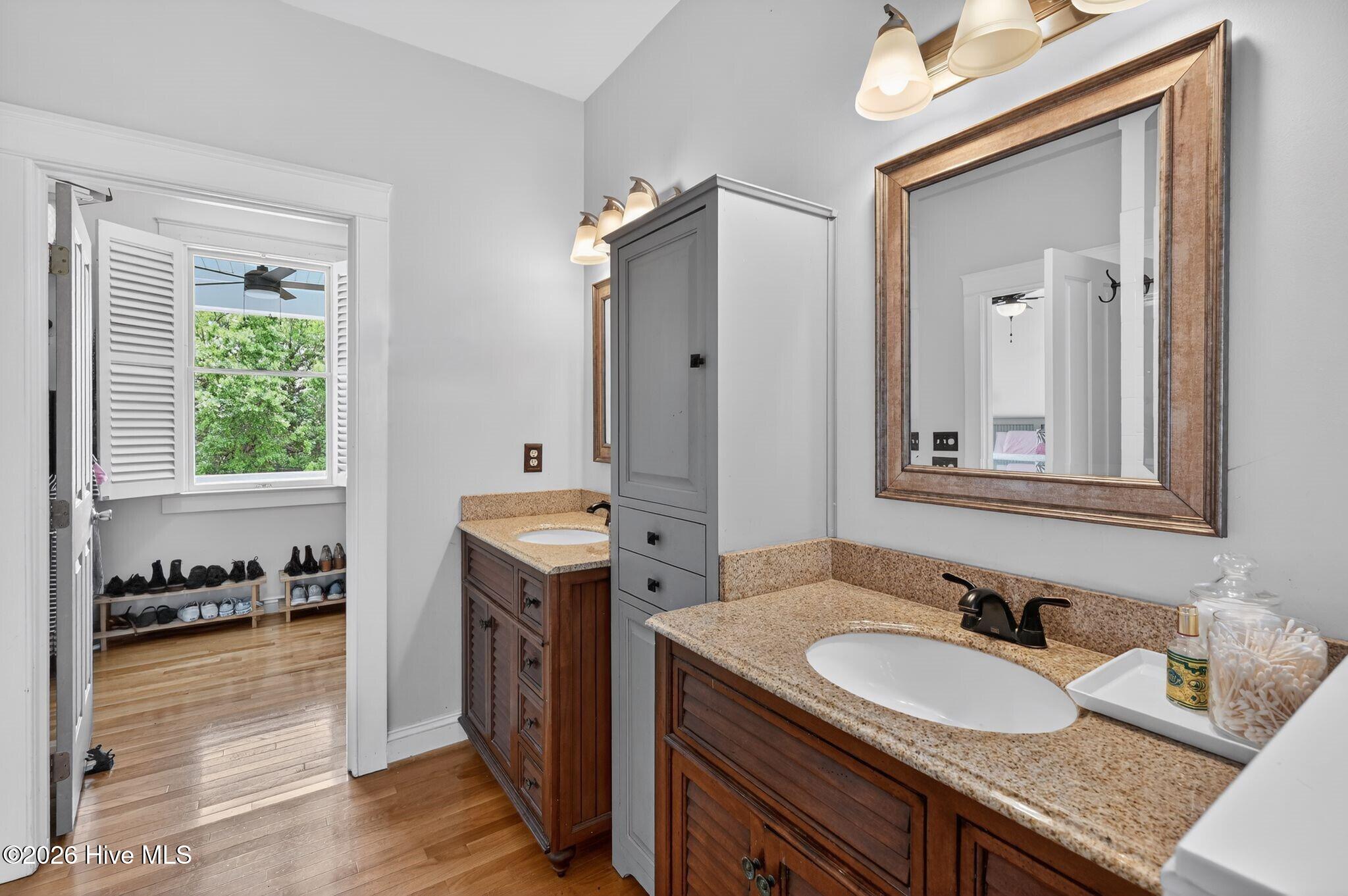 100569921 | Photo 30