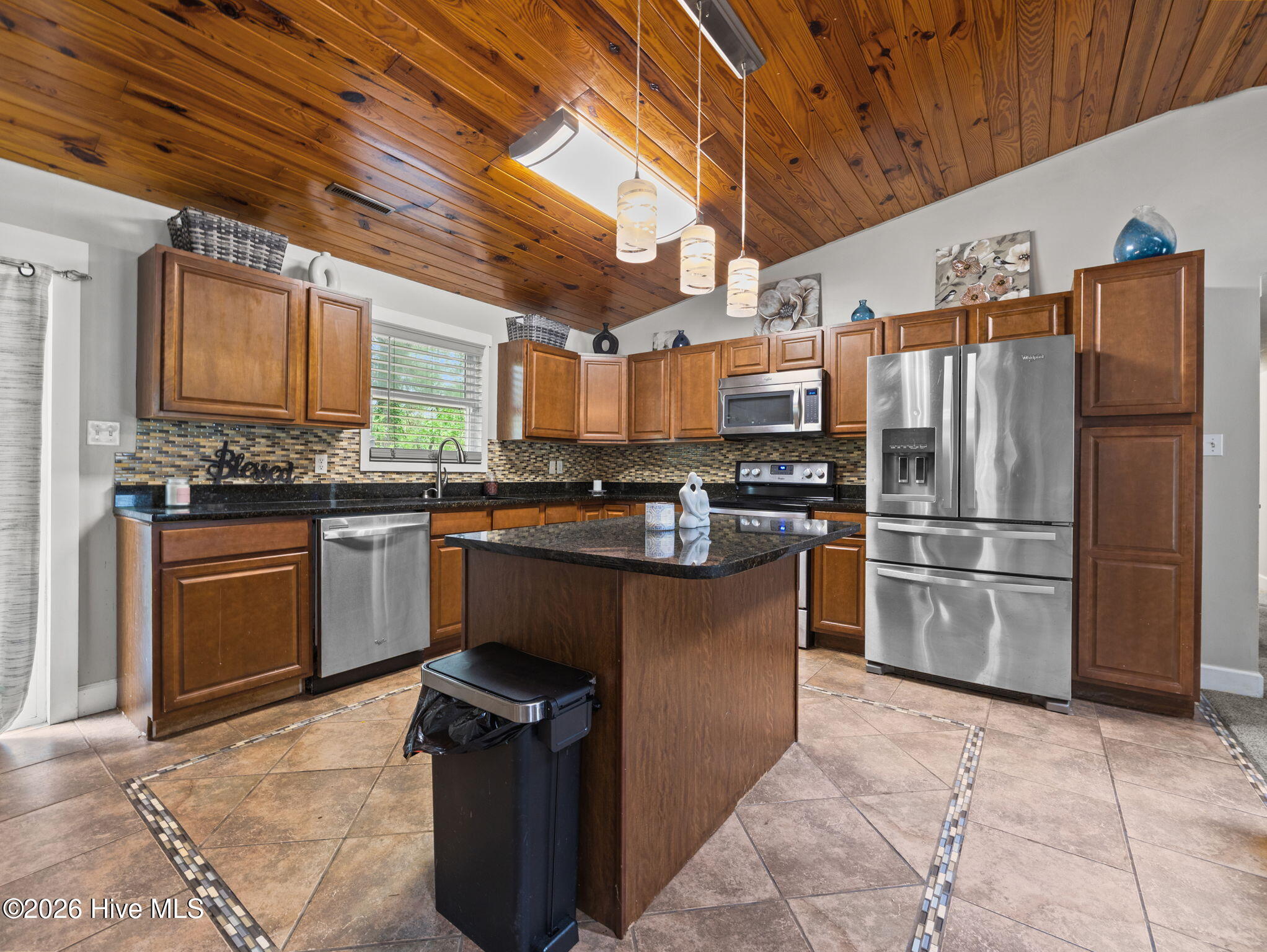 100570195 | Photo 14