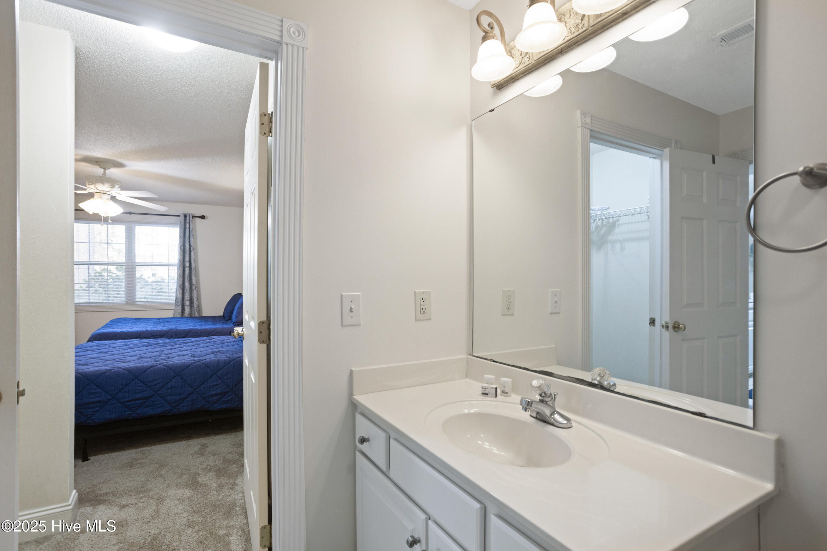 100546998 | Photo 33