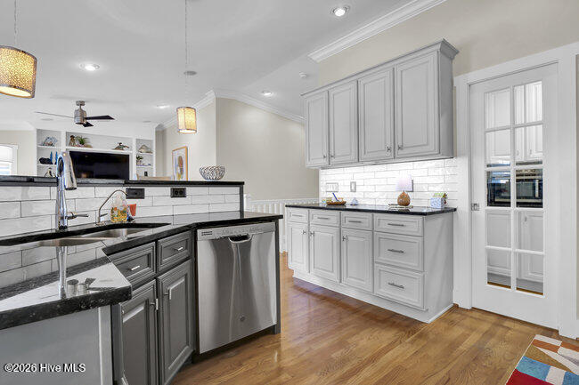 100552893 | Photo 24