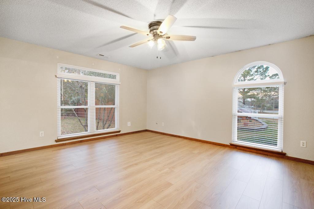 100545195 | Photo 14