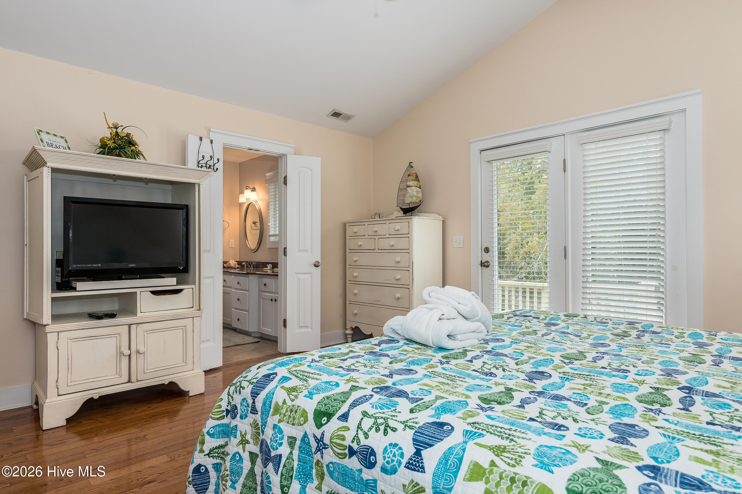 100570305 | Photo 28