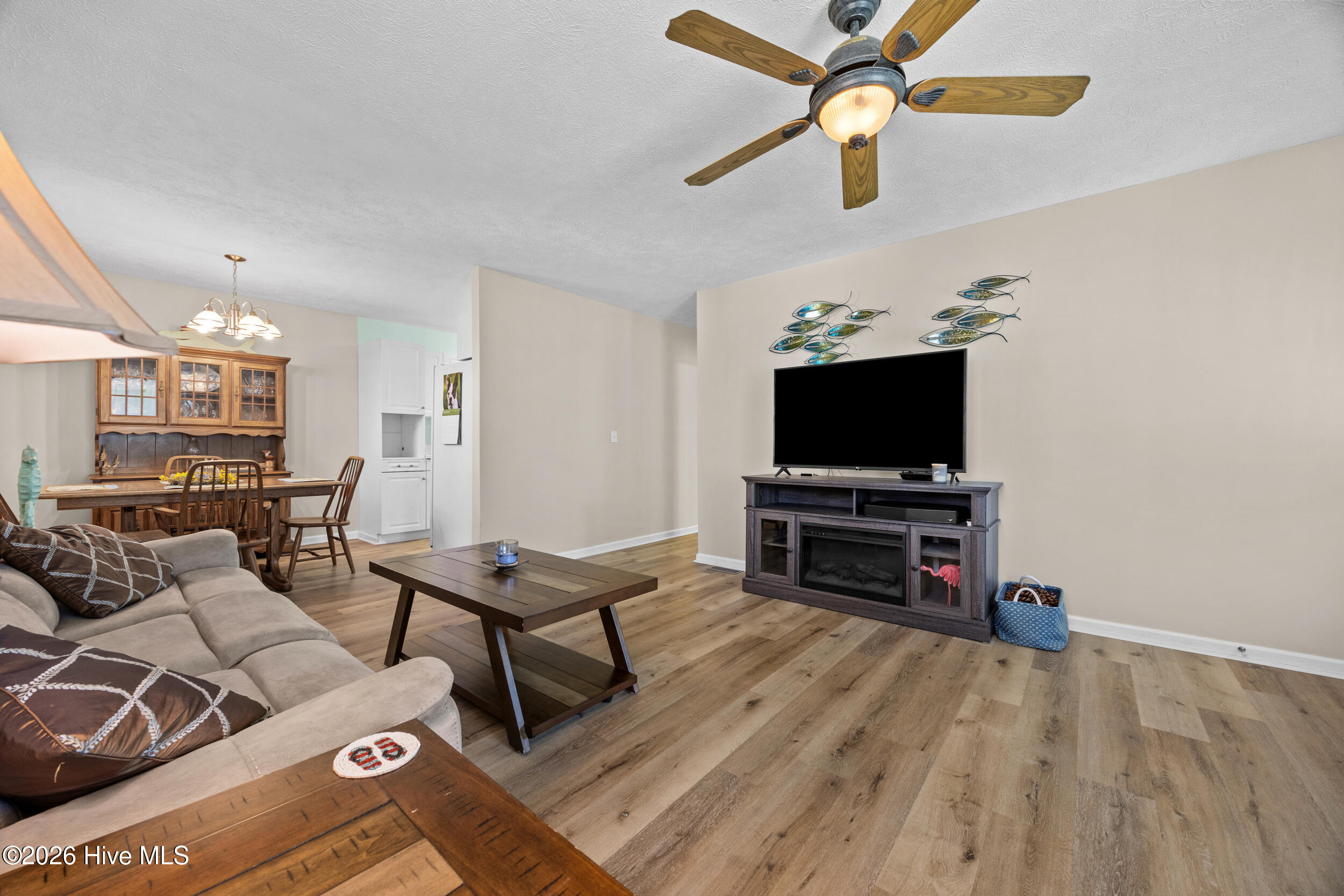 100560402 | Photo 11