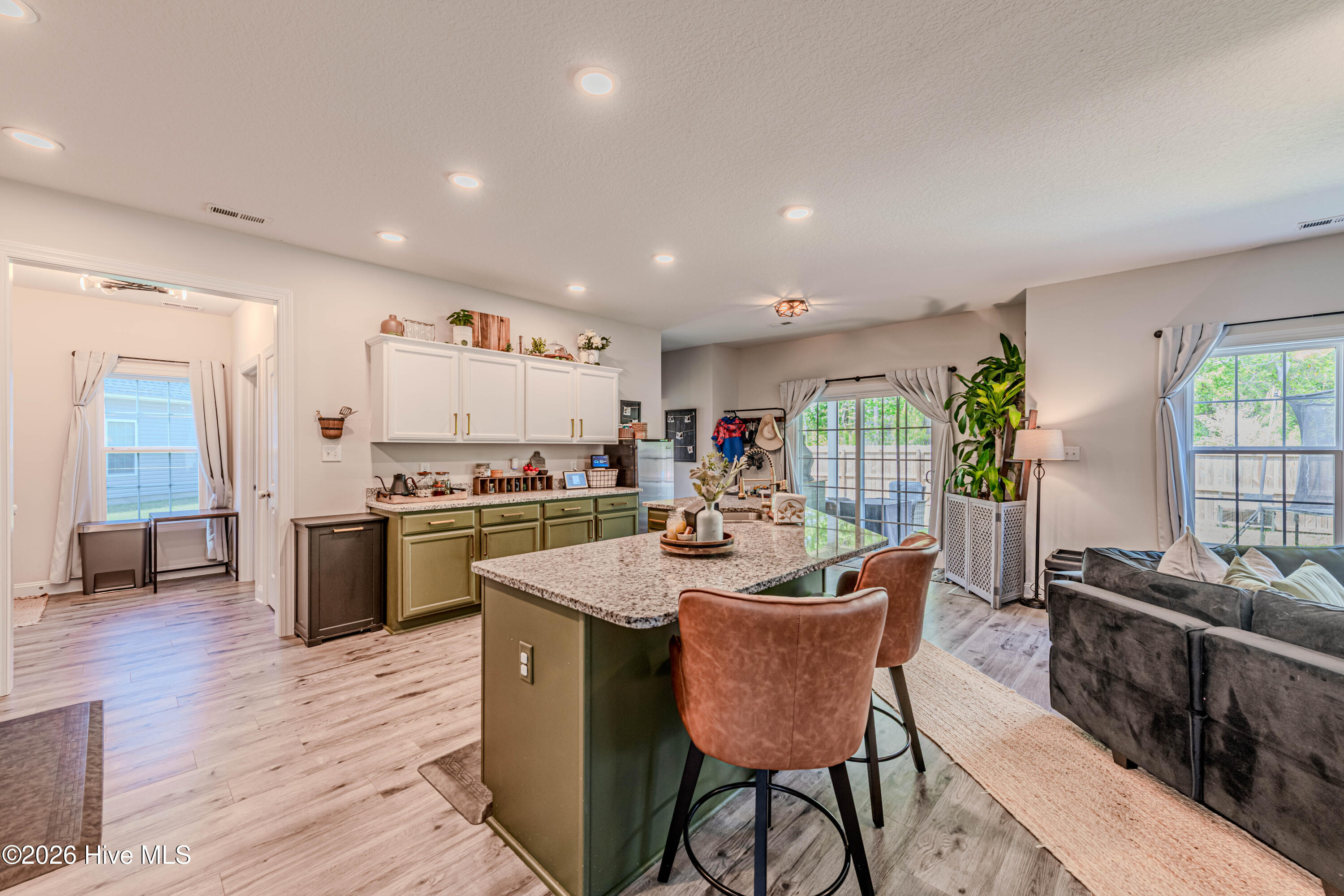 100570010 | Photo 11