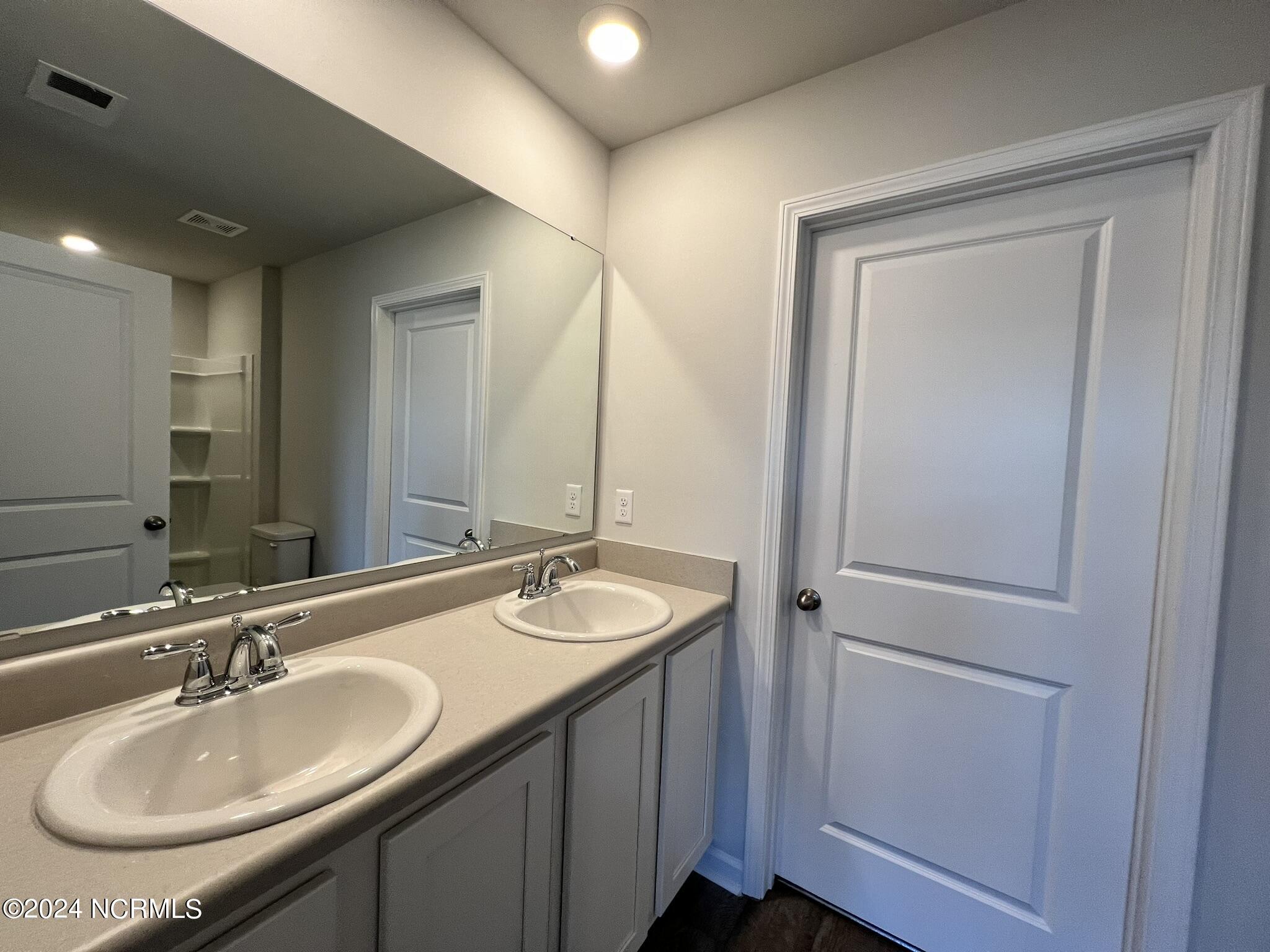 100565972 | Photo 16