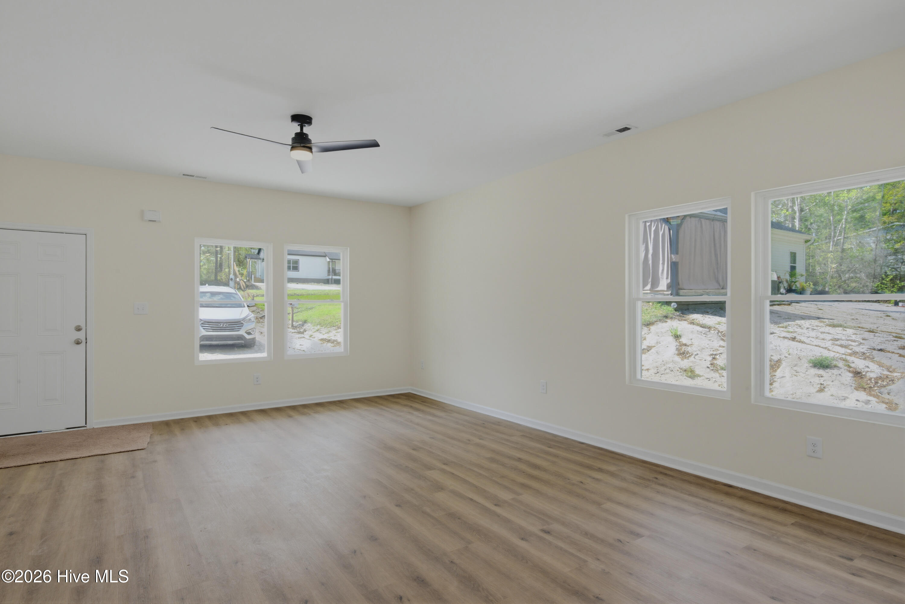 100563323 | Photo 11