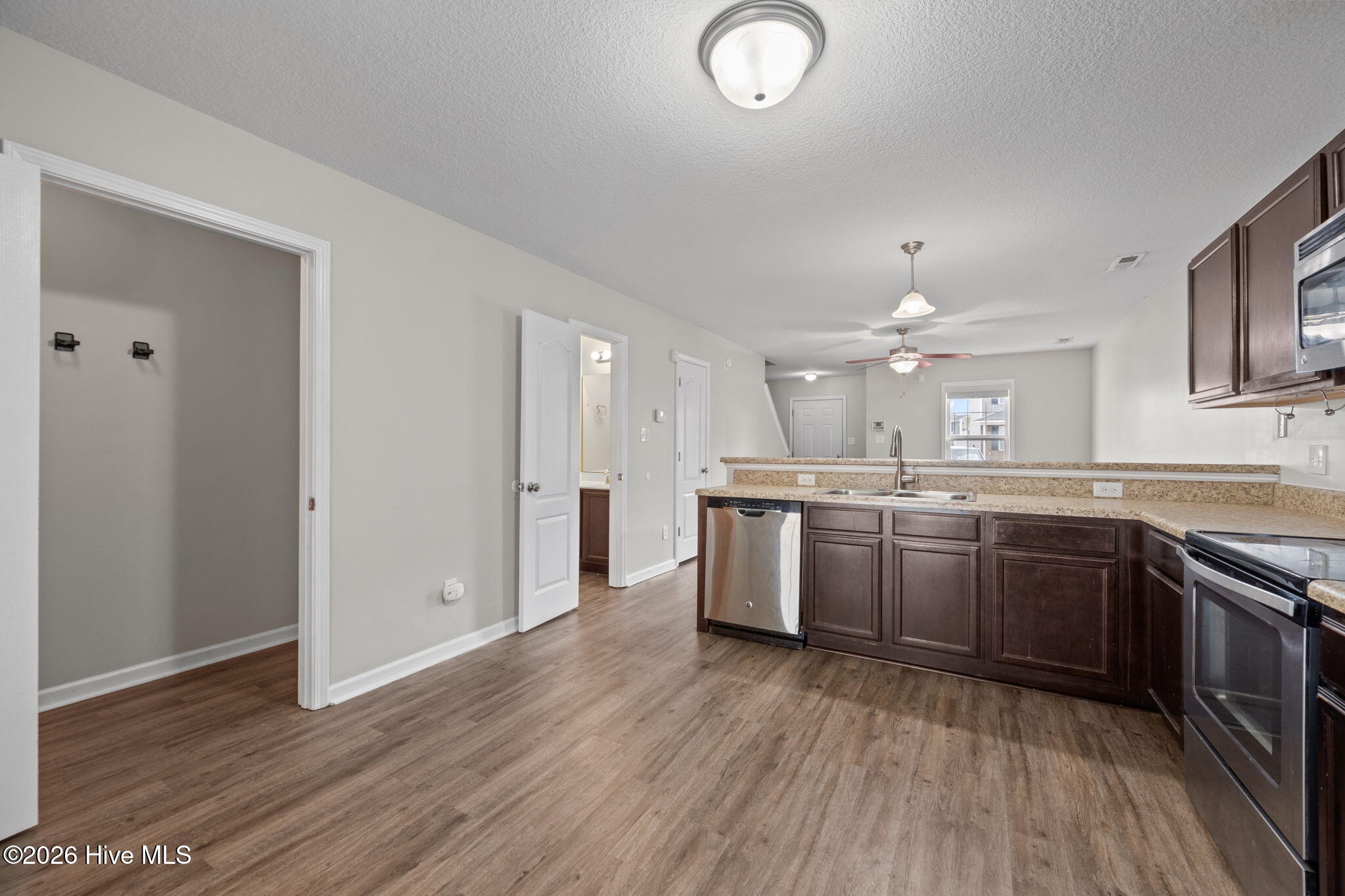 100549105 | Photo 37