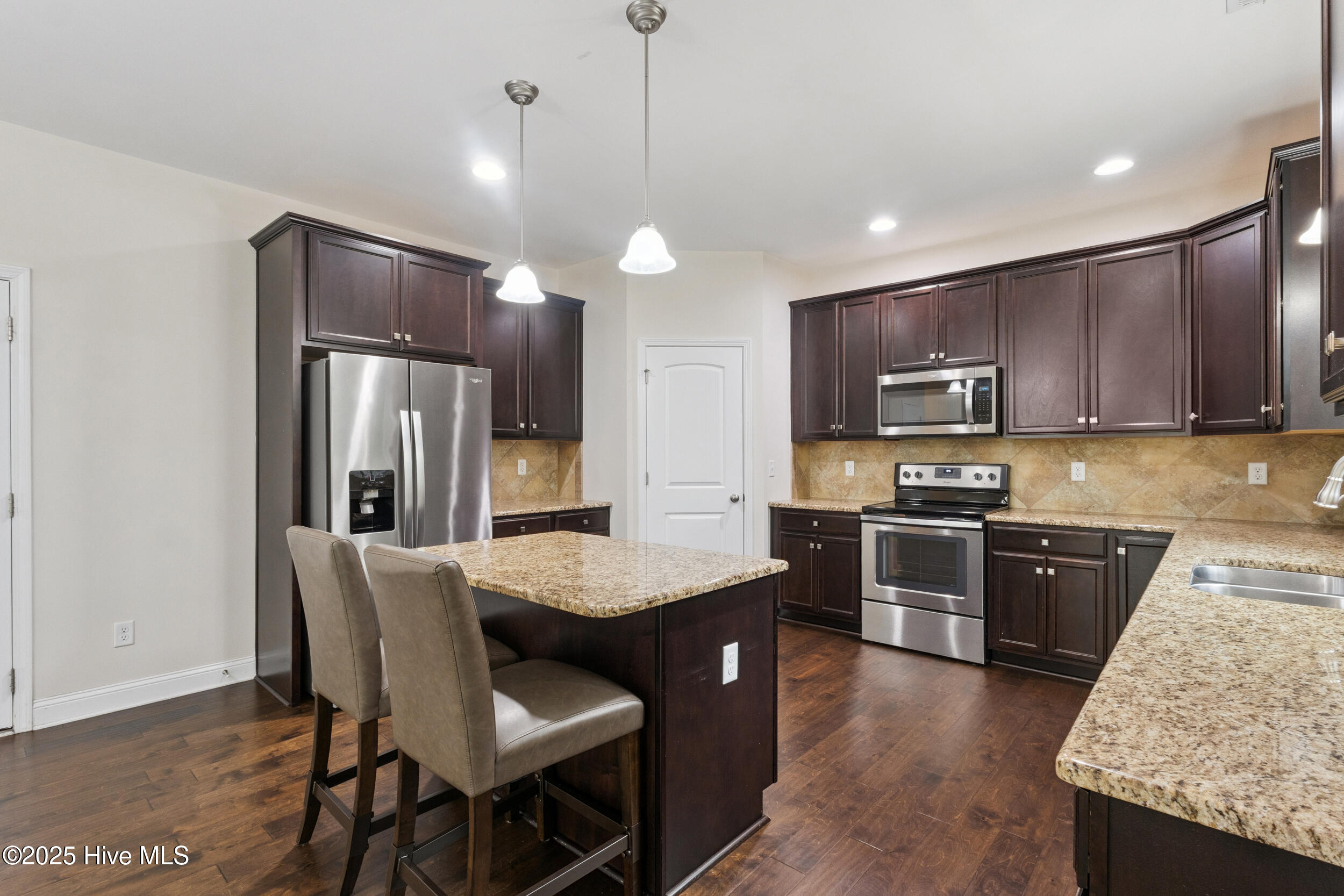 100521845 | Photo 16