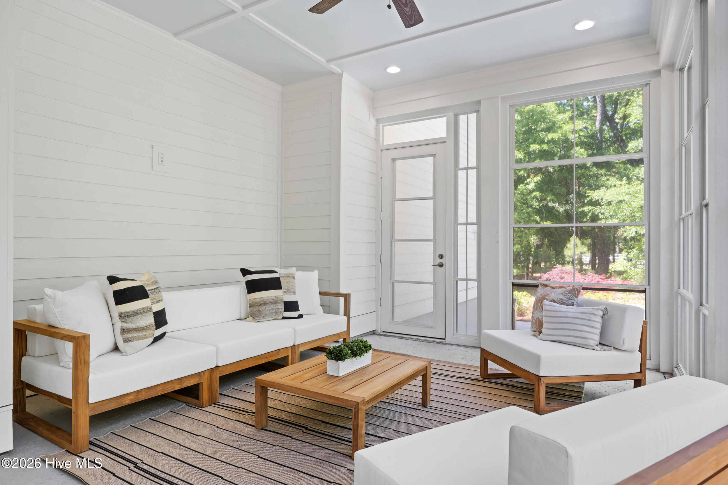 100569354 | Photo 61