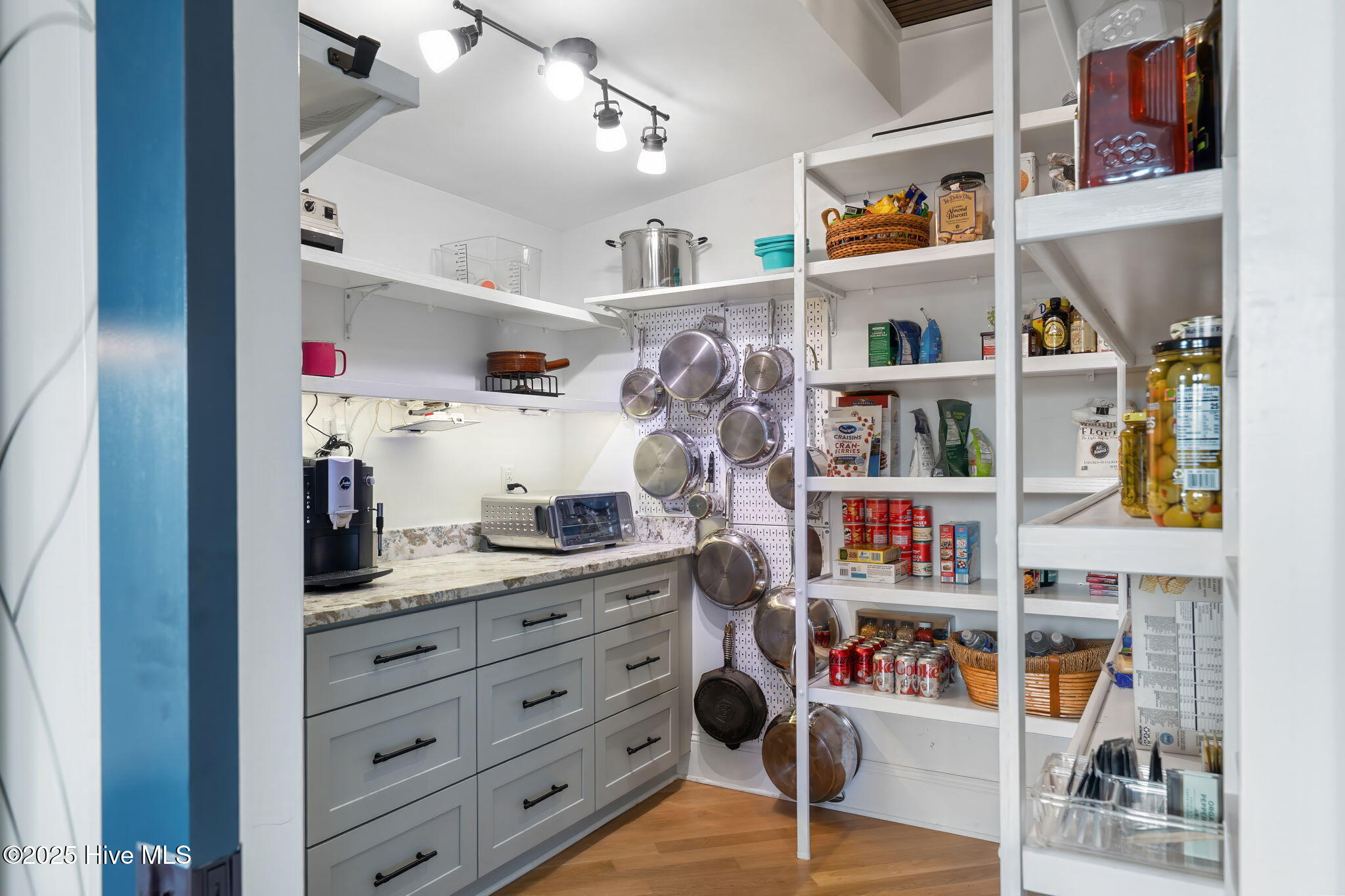 100544684 | Photo 25