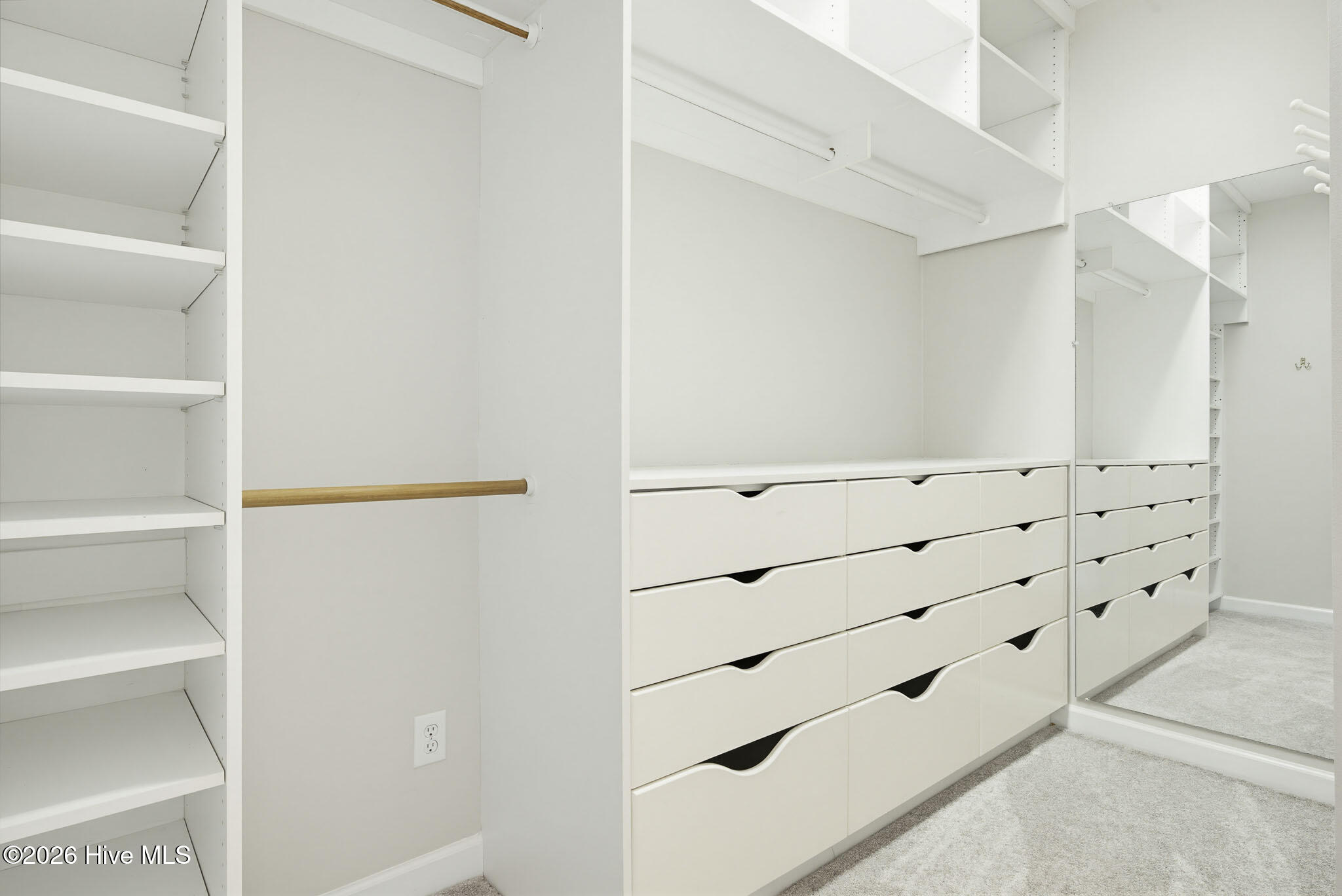 100570266 | Photo 52