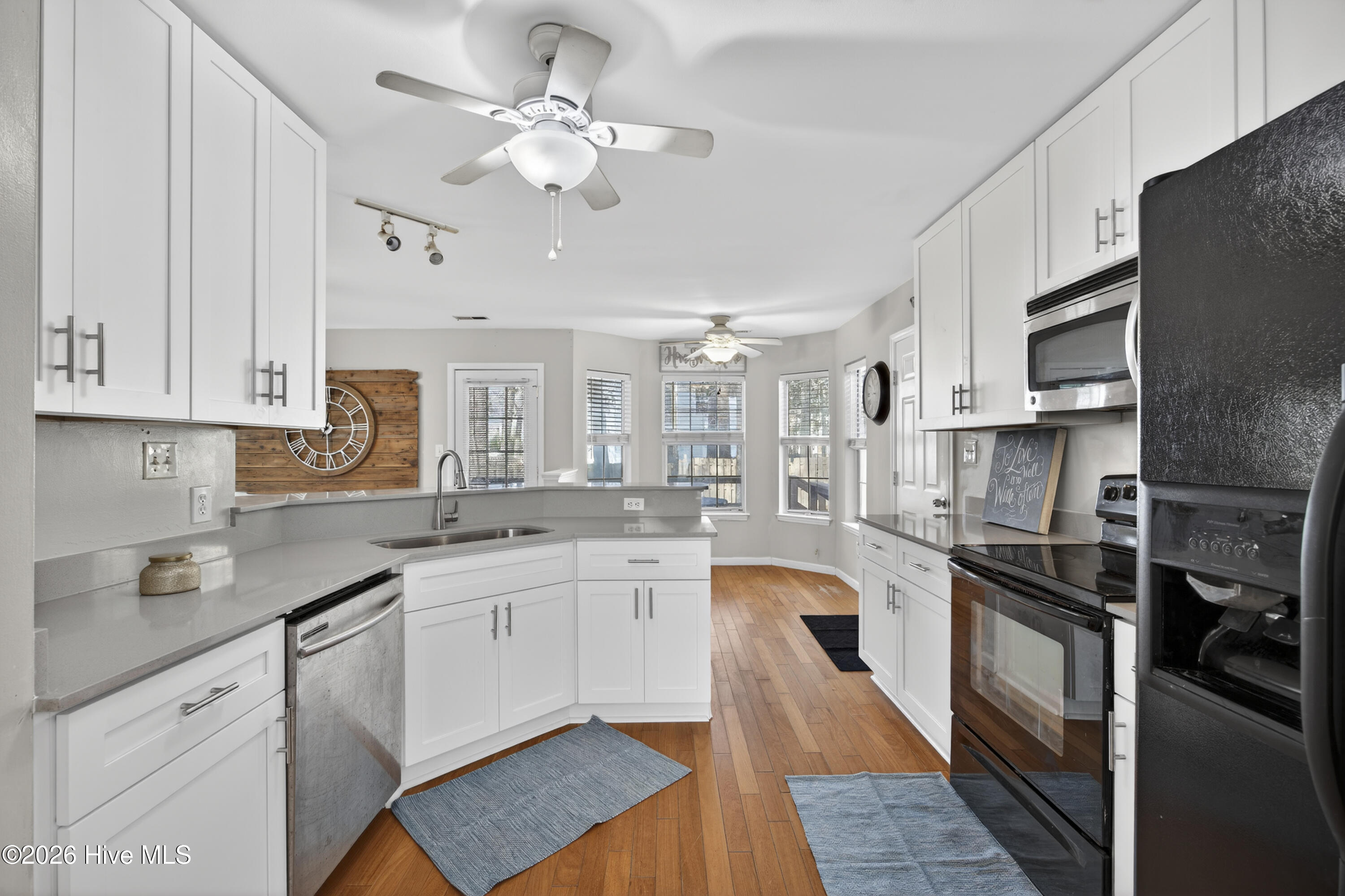 100550573 | Photo 11