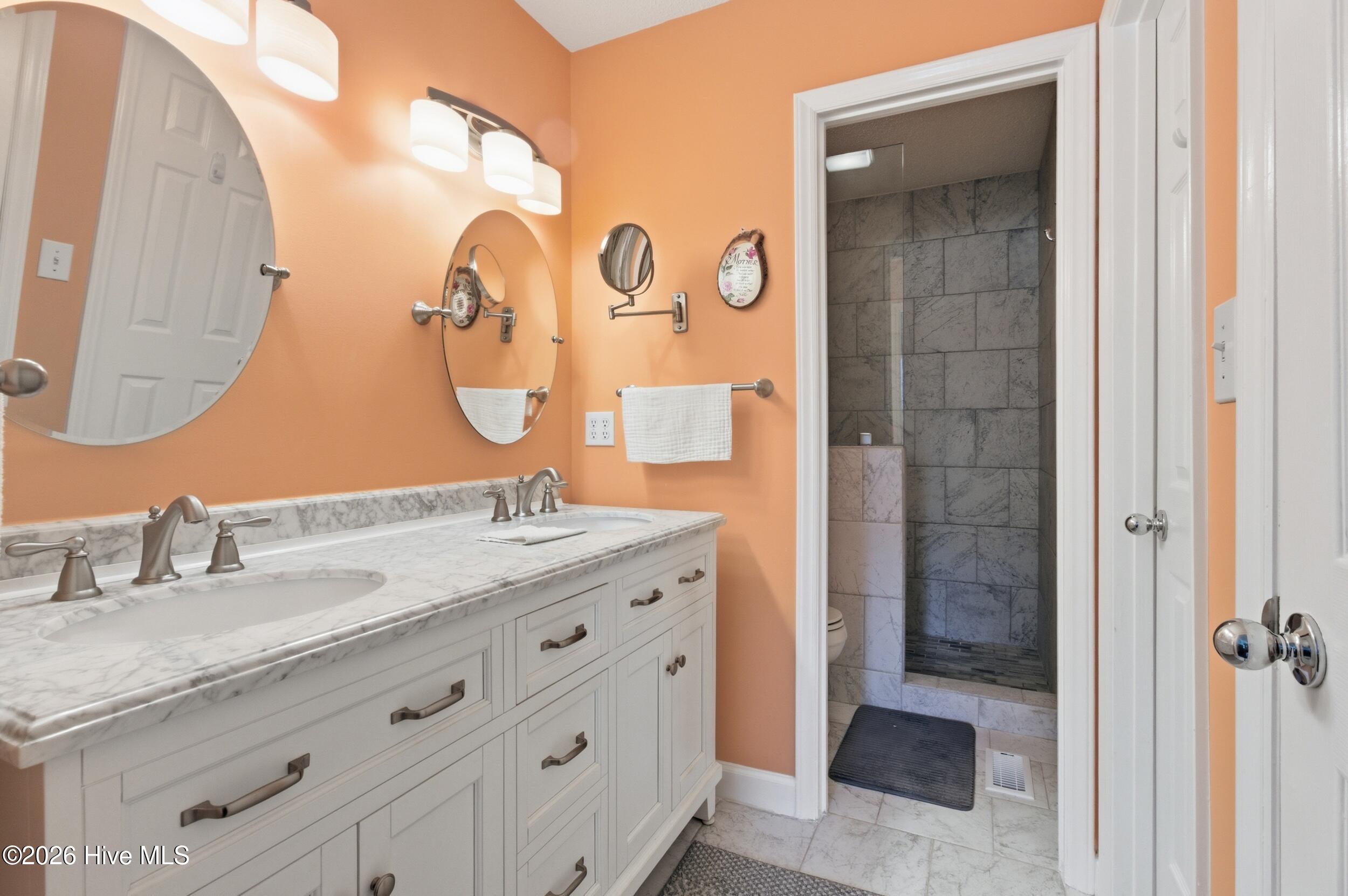 100564974 | Photo 14