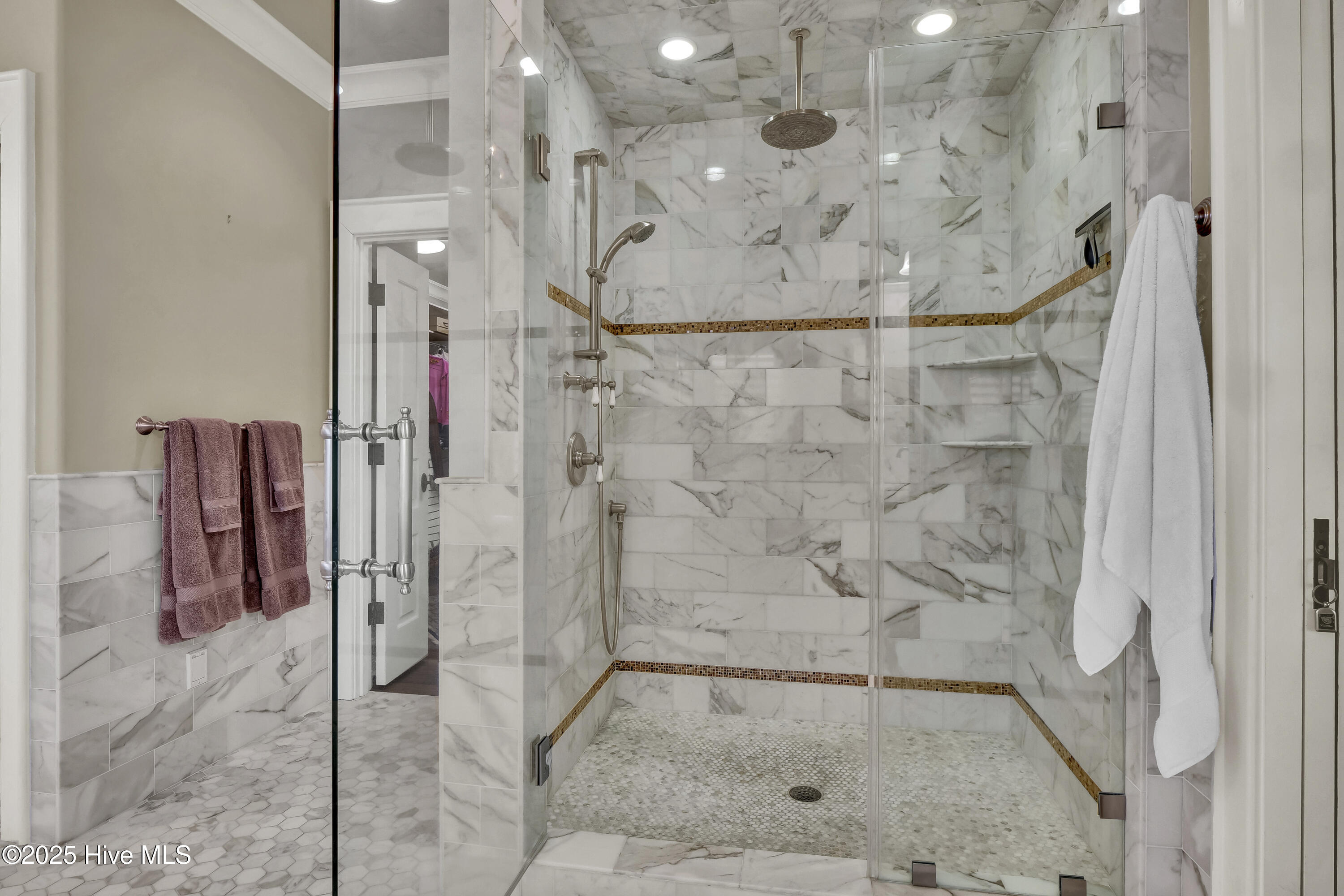 100504113 | Photo 33