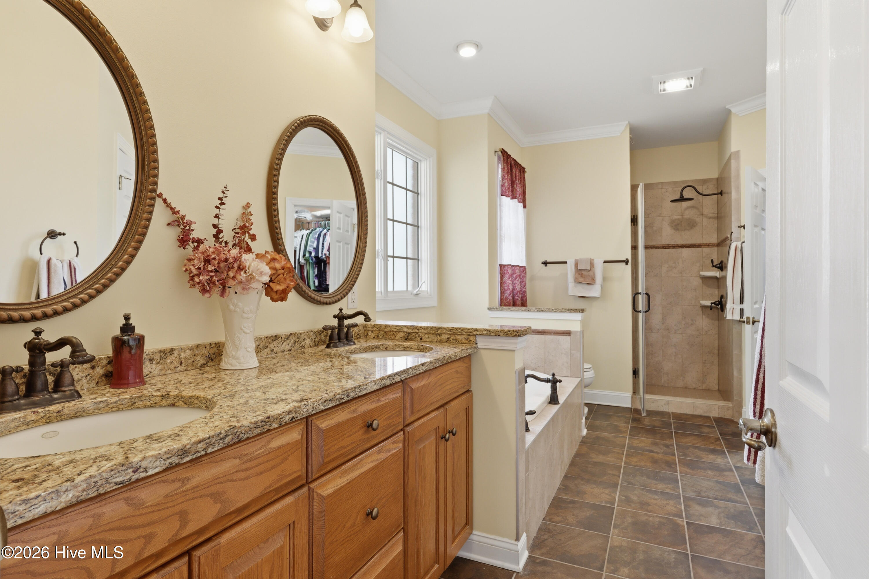 100558139 | Photo 40