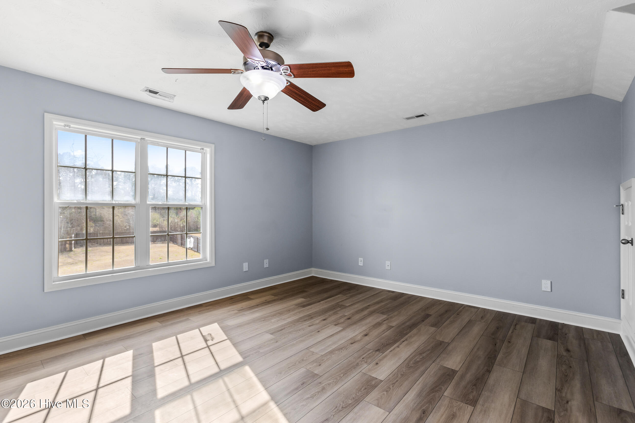 100570395 | Photo 28