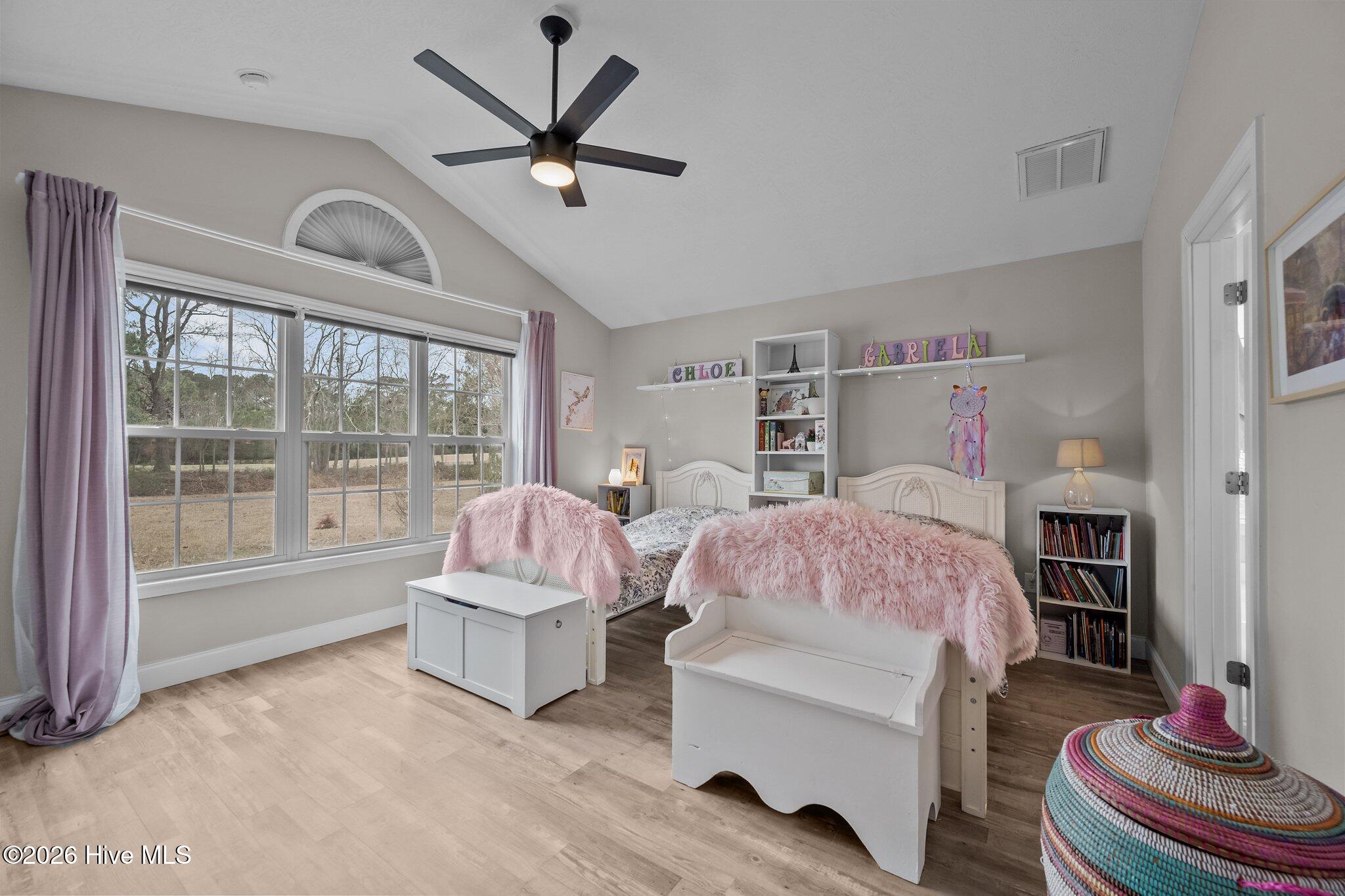 100566120 | Photo 27