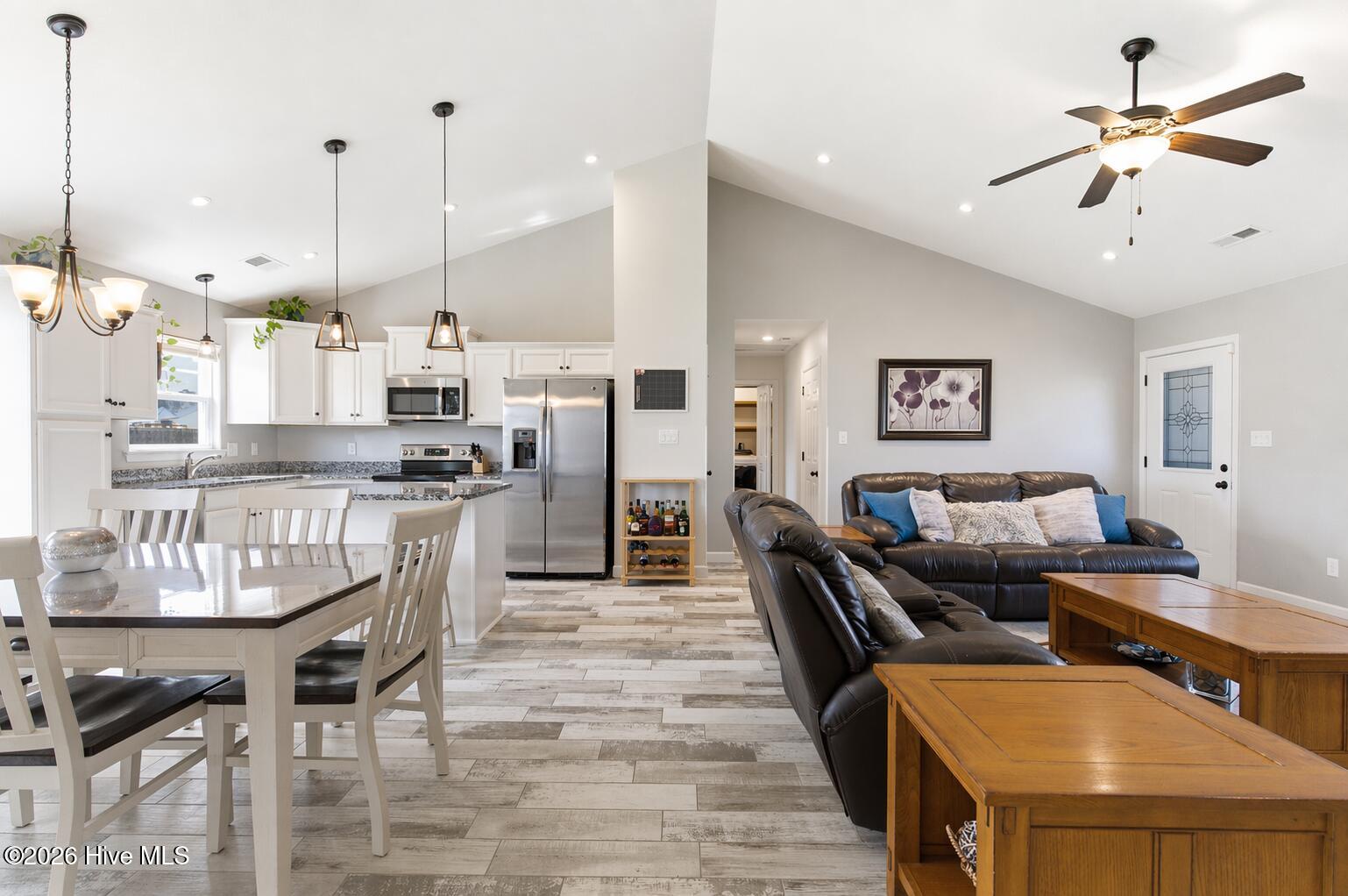 100568951 | Photo 12