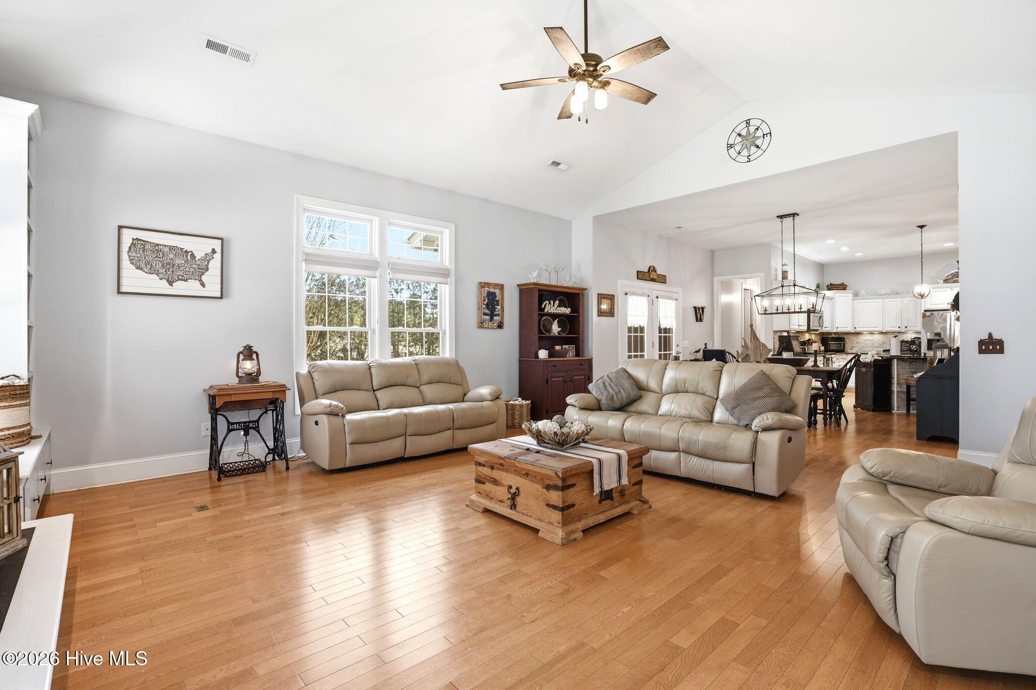 100561689 | Photo 16