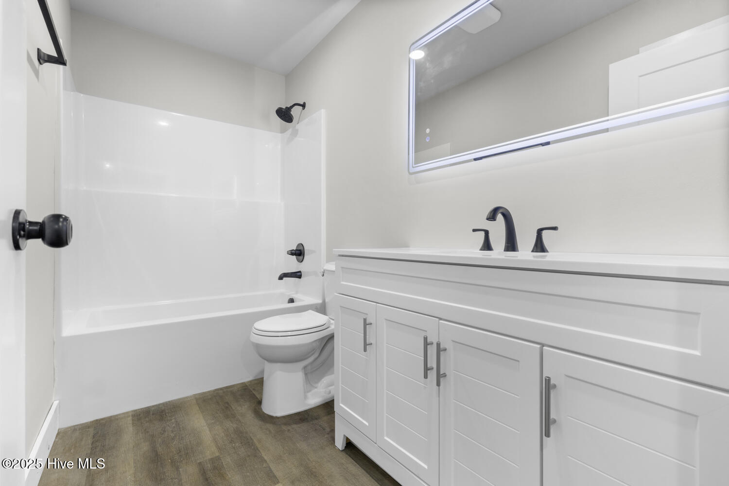 313 Pinewood Drive, Jacksonville, NC 28546 – photo 12: Guest bathroom
