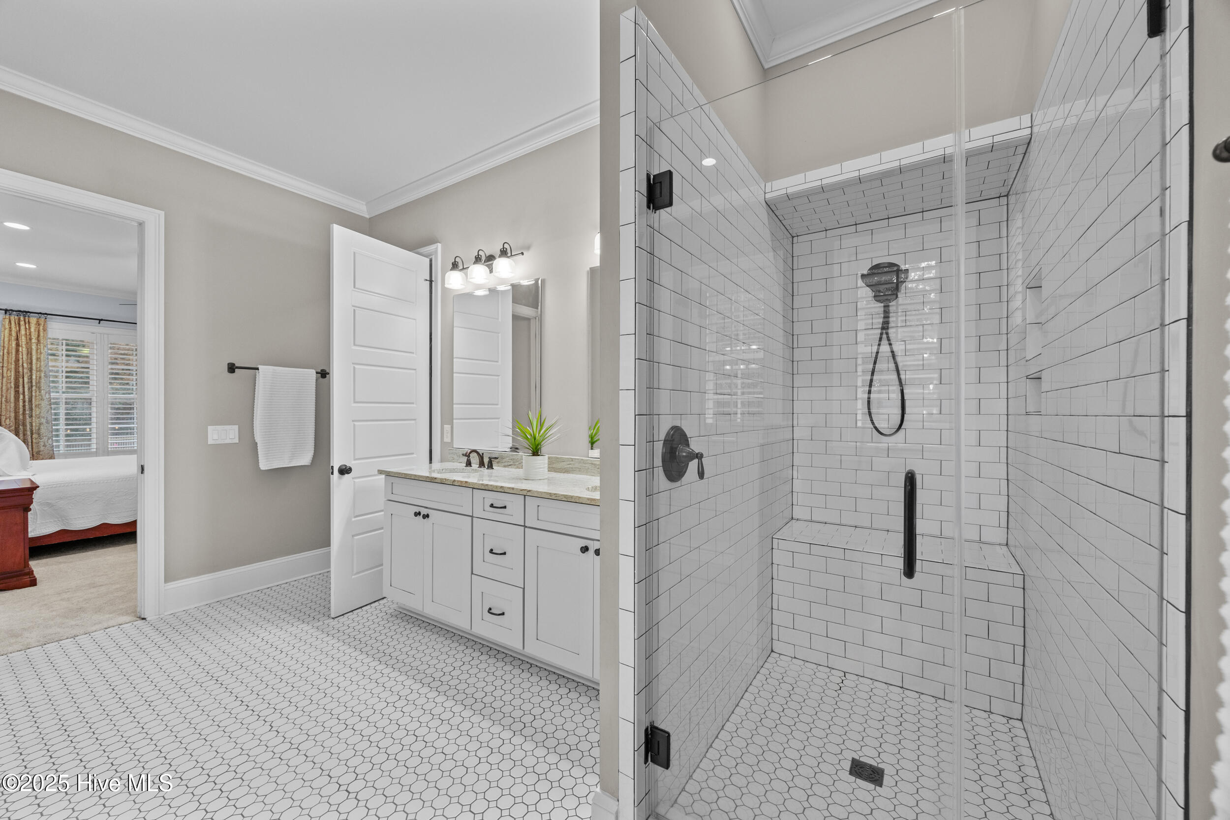 100570509 | Photo 47