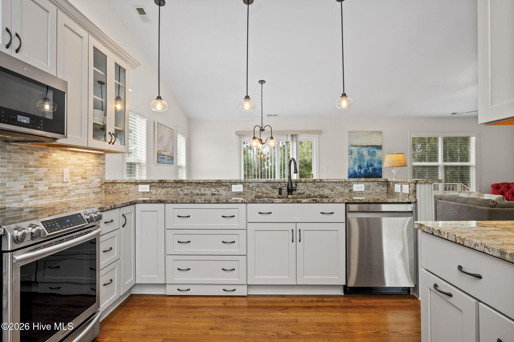 100557272 | Photo 24