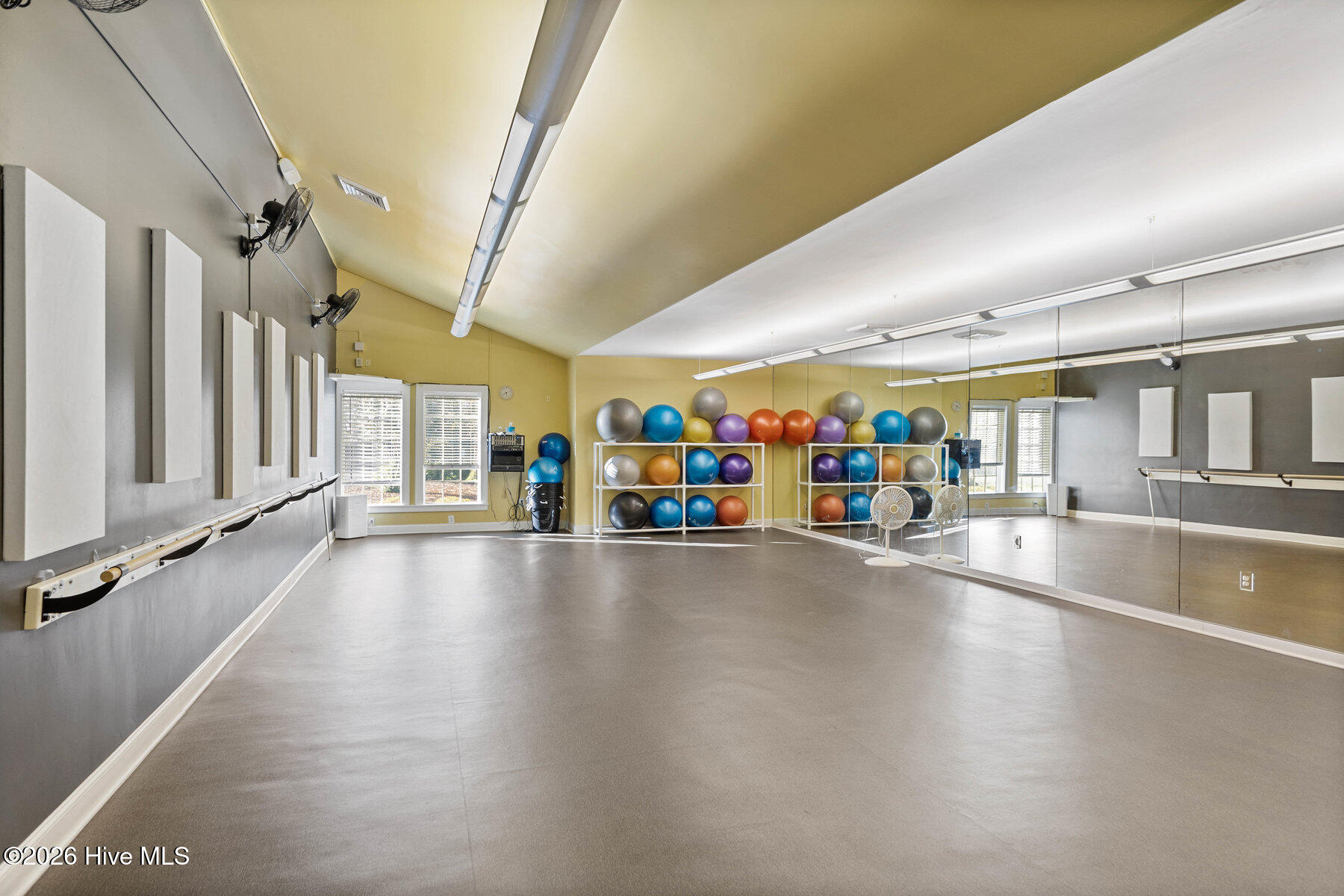 100558042 | Photo 86