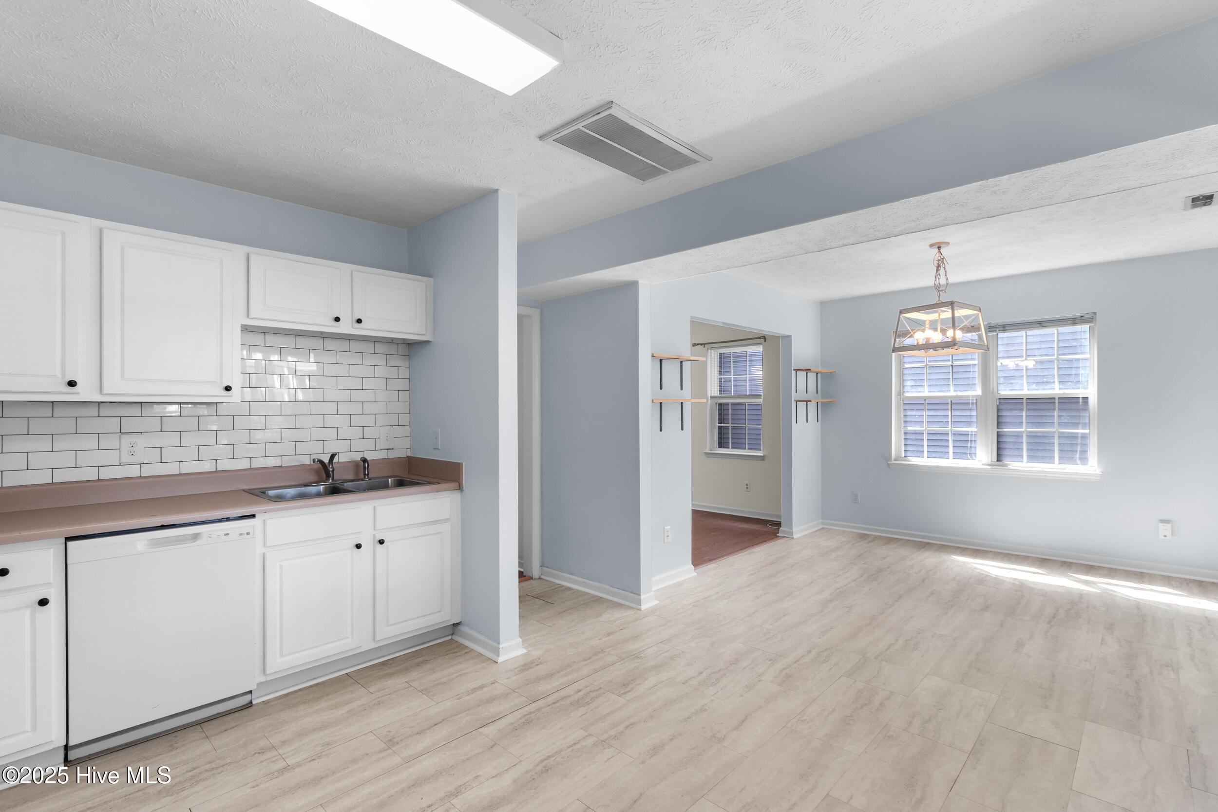 100531865 | Photo 13