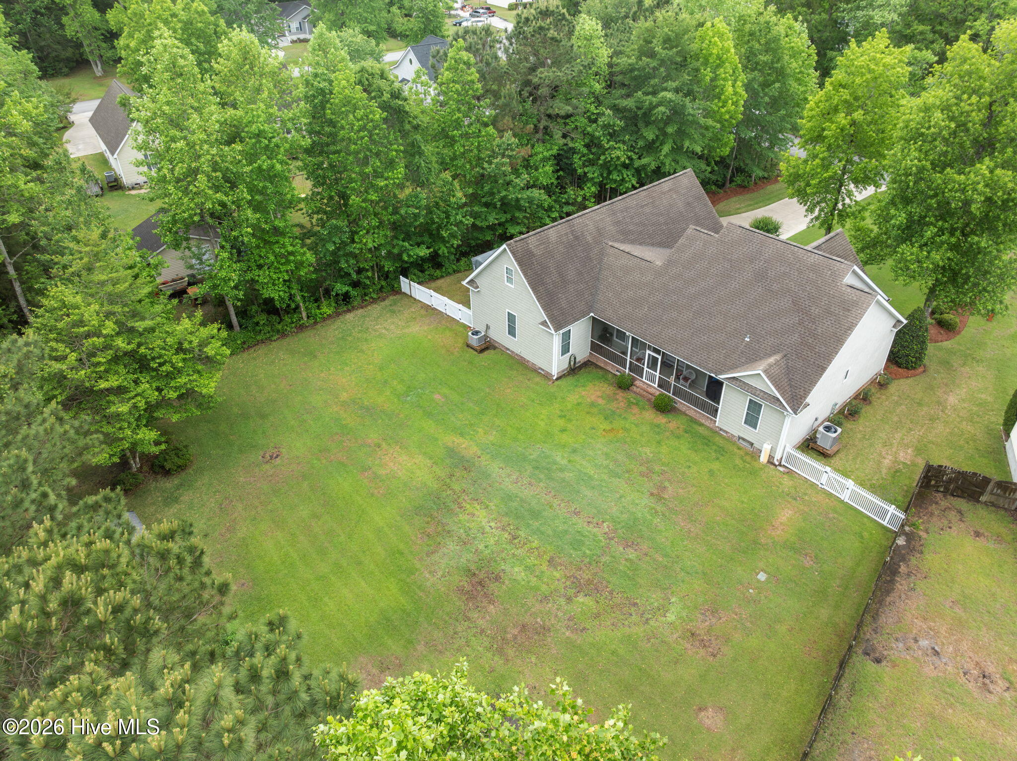 25-web-or-mls-102 Travis Dr 025
