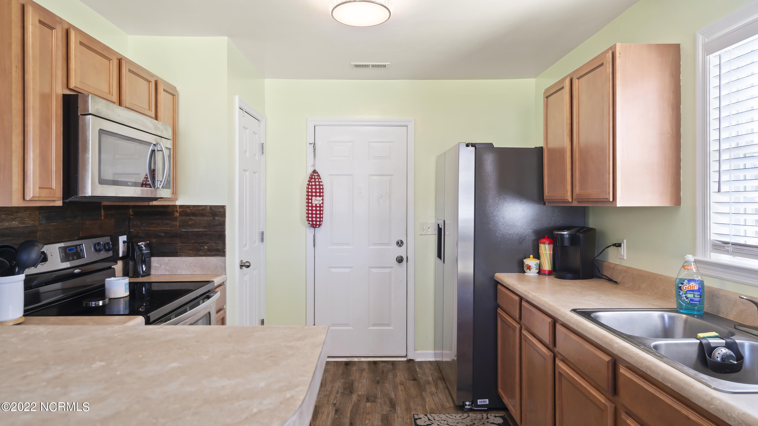 100549623 | Photo 11