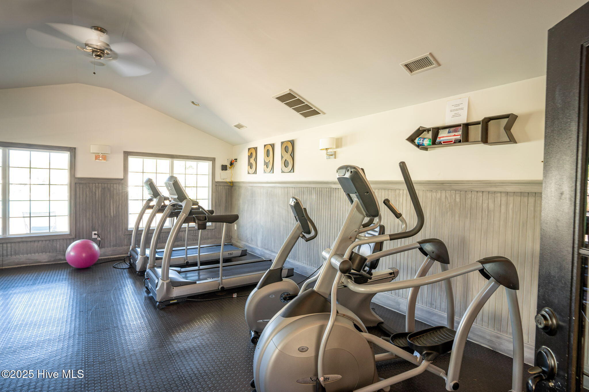 100529345 | Photo 66