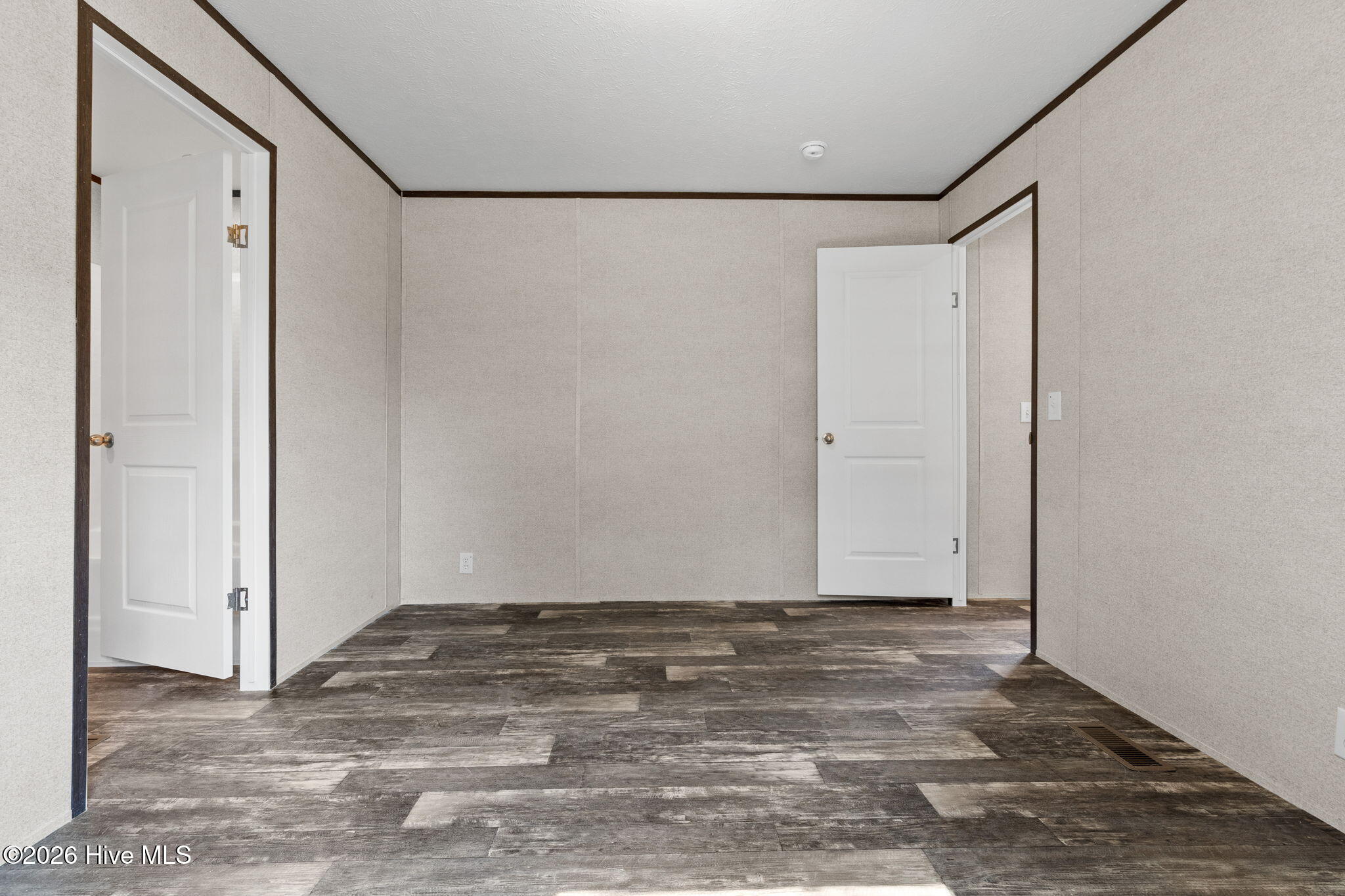 100561817 | Photo 11