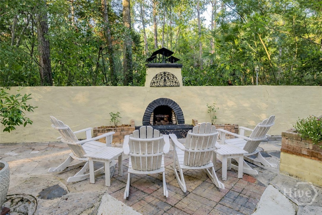 Cozy Outdoor Fireplace/Courtyard