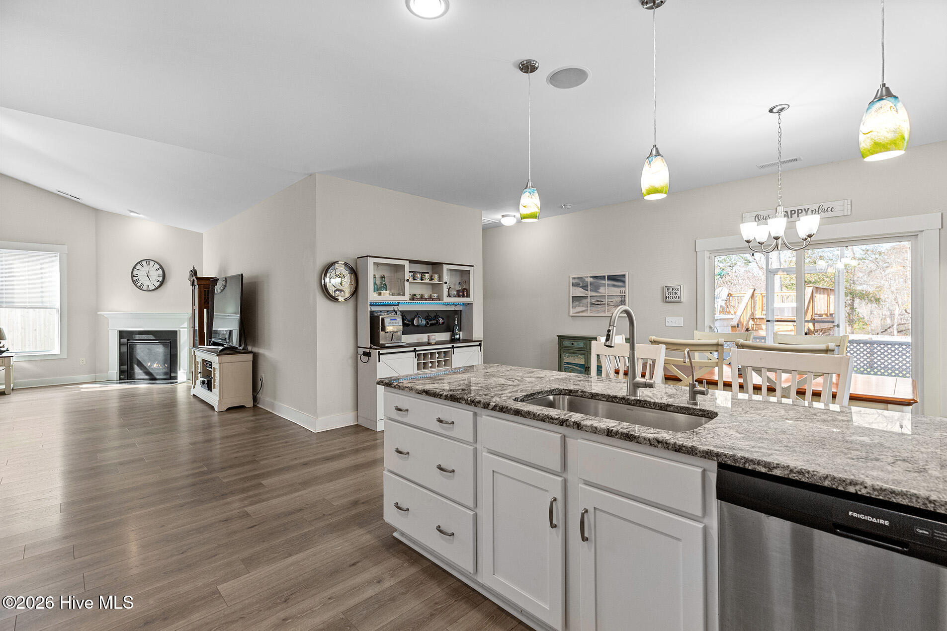 100550596 | Photo 16