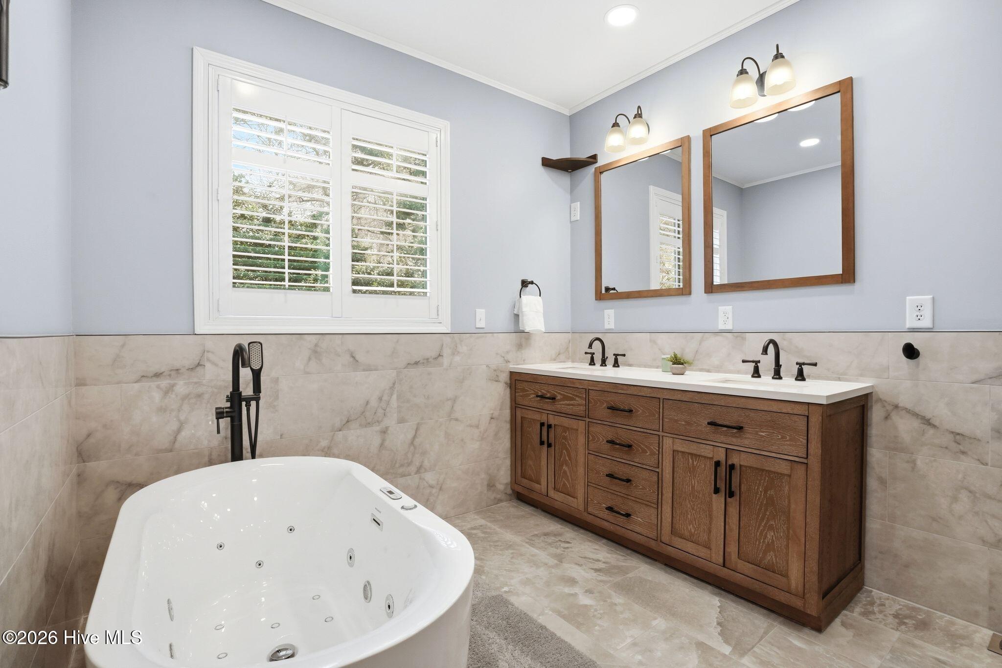 100560935 | Photo 46