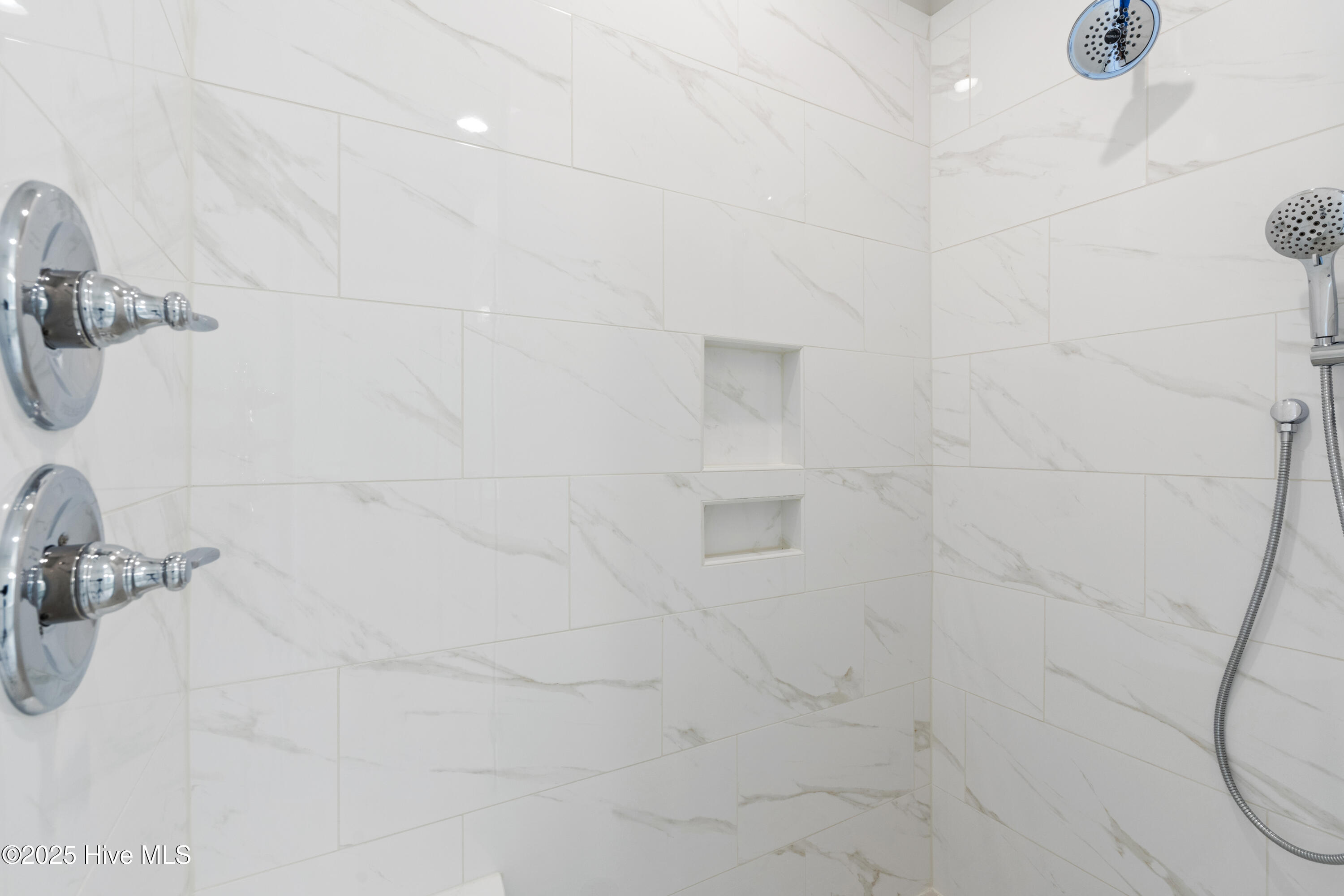 100522089 | Photo 24