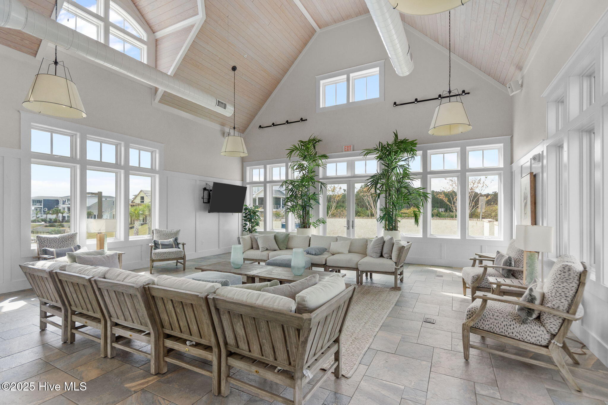 100536162 | Photo 69