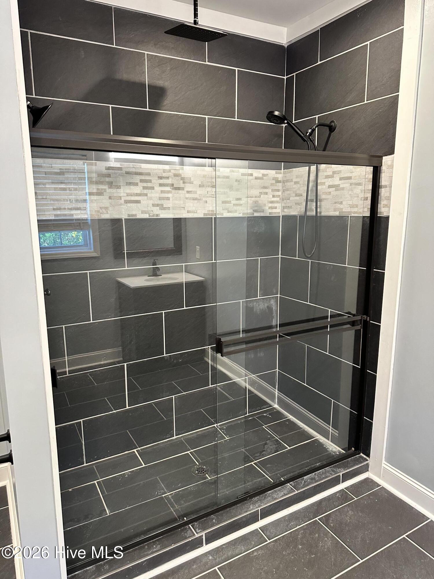 100562100 | Photo 16