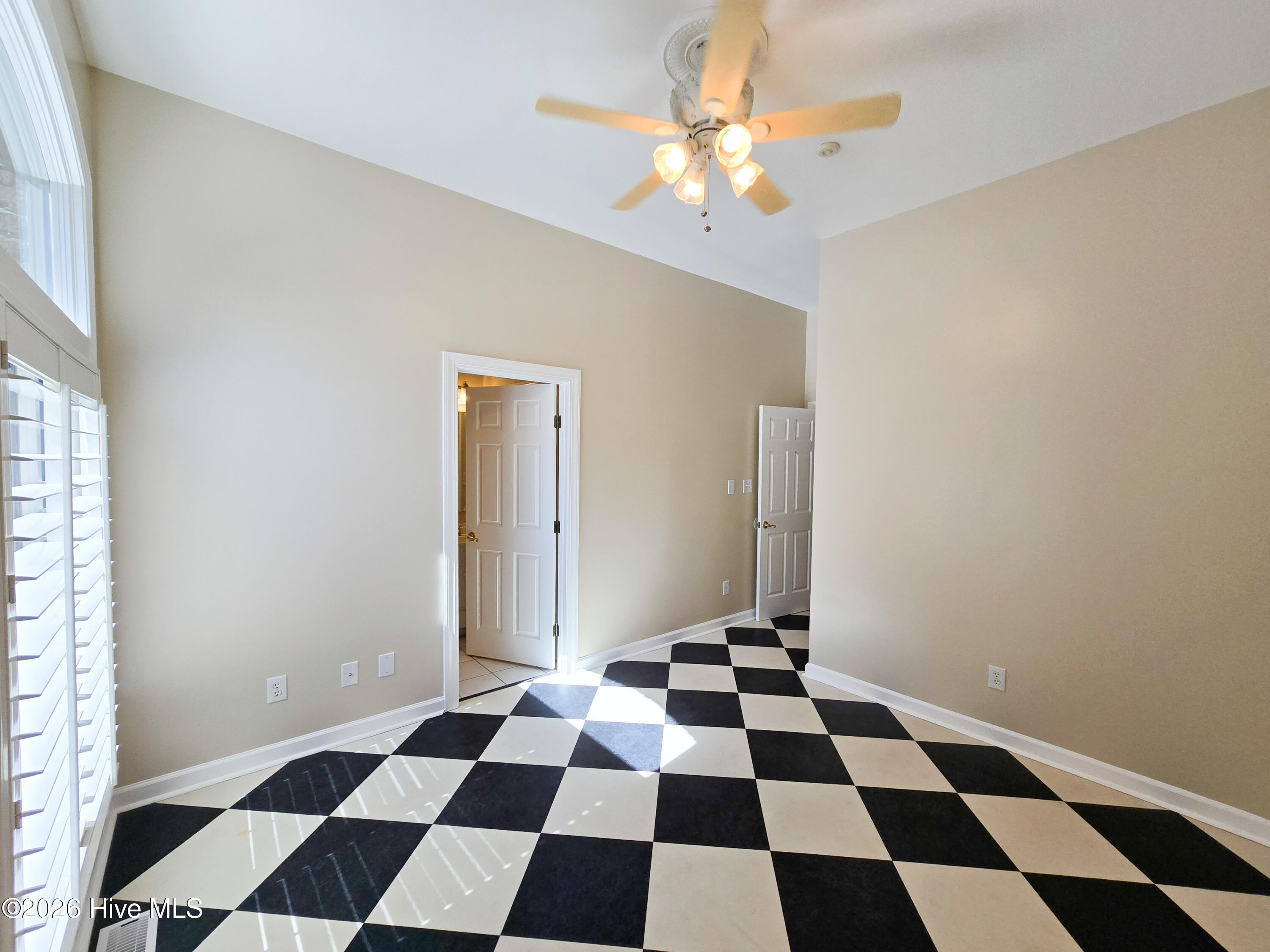 100558924 | Photo 33