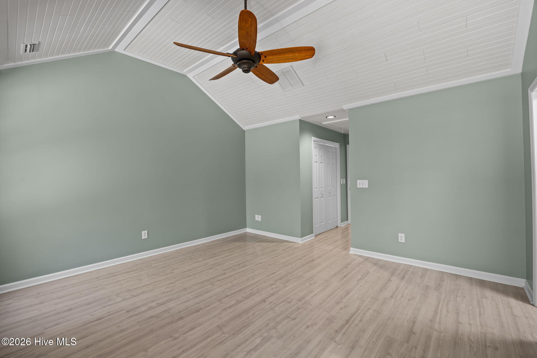 100565188 | Photo 23