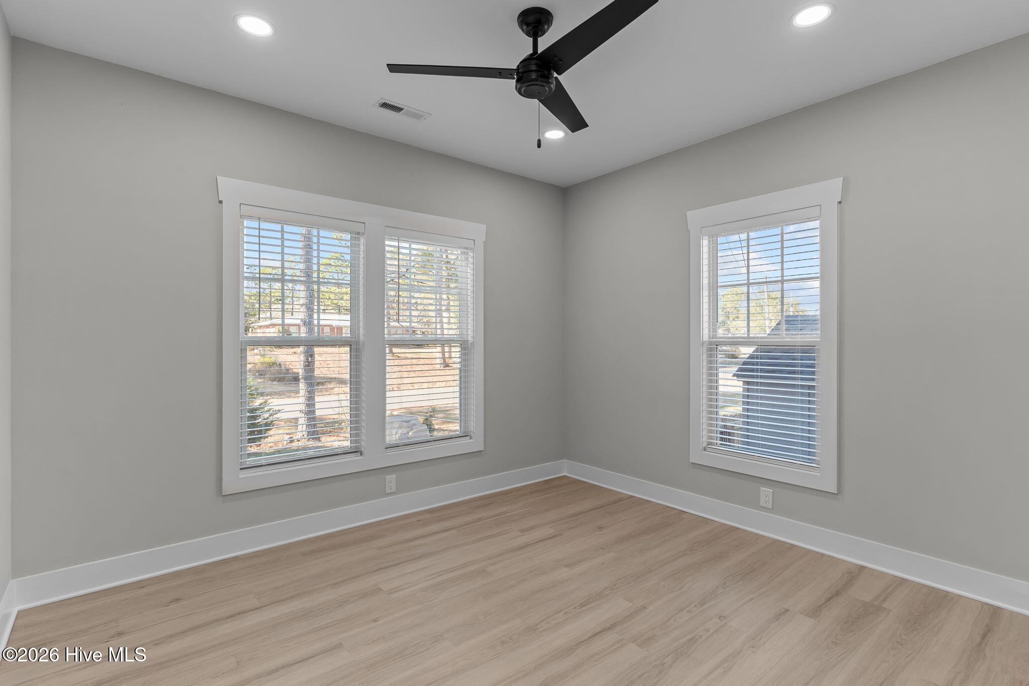 100548399 | Photo 38