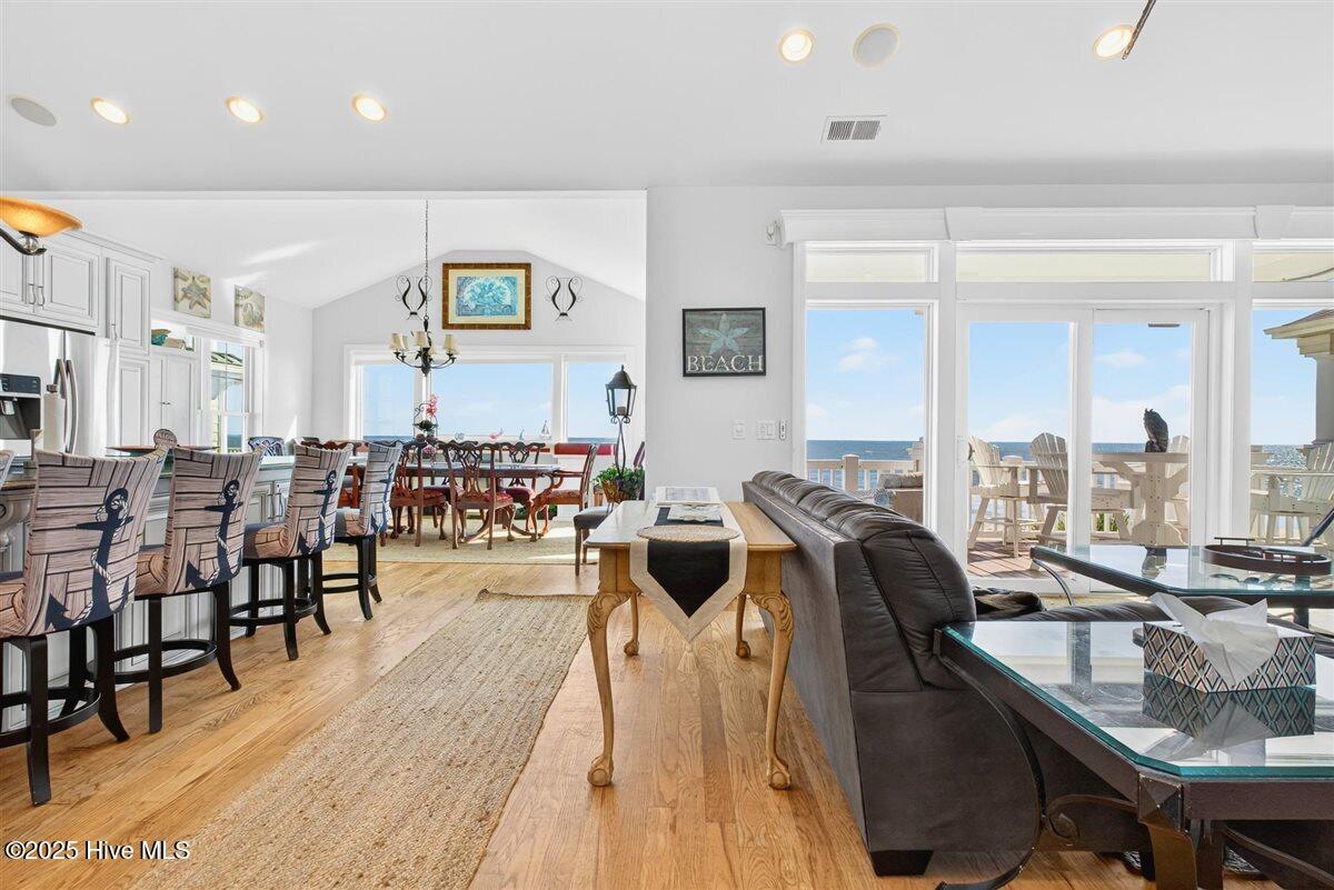 100538364 | Photo 28