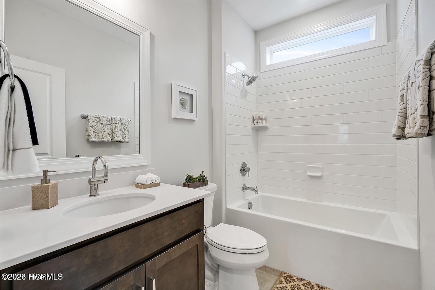 100548611 | Photo 34