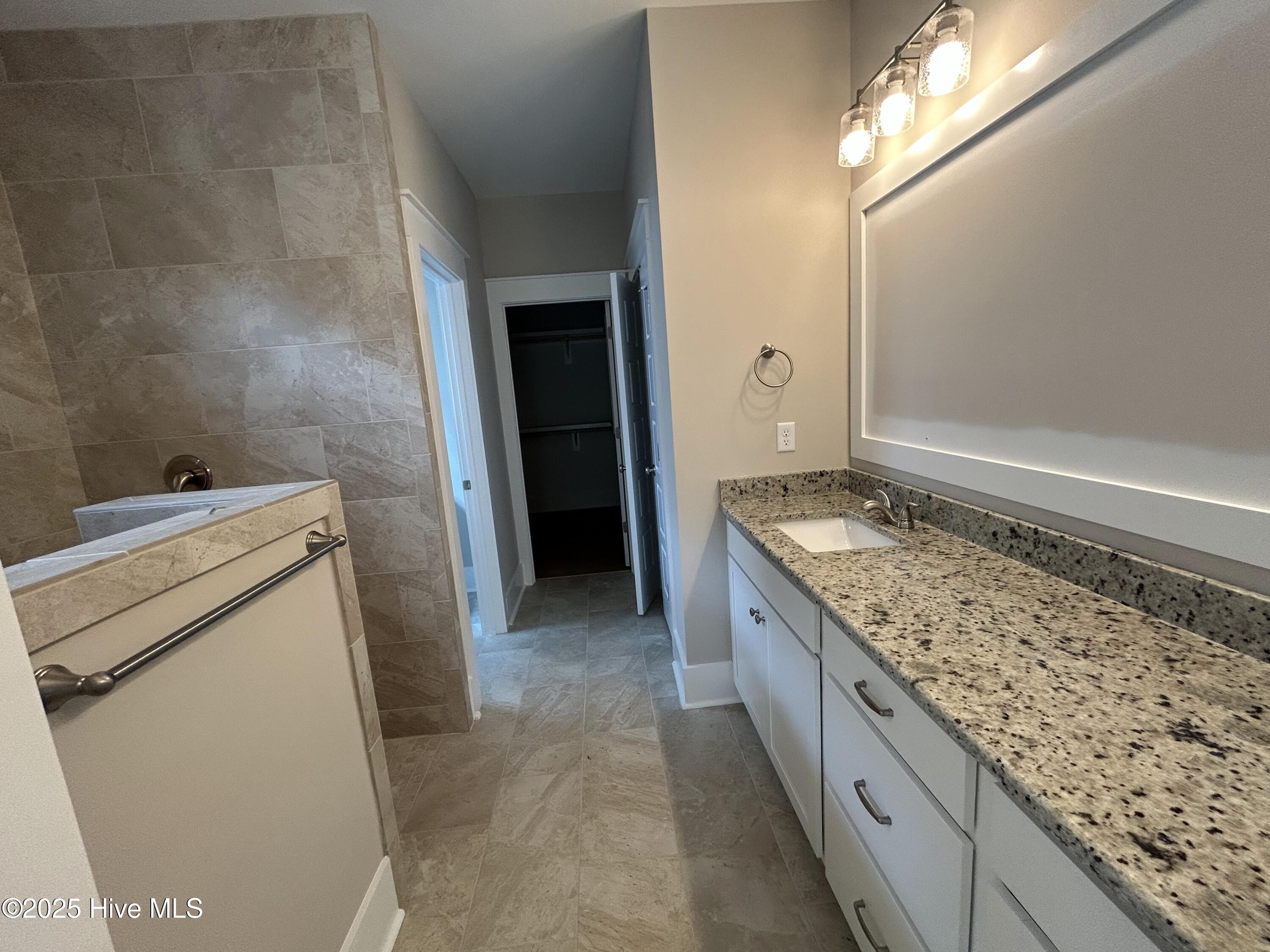 100520251 | Photo 19