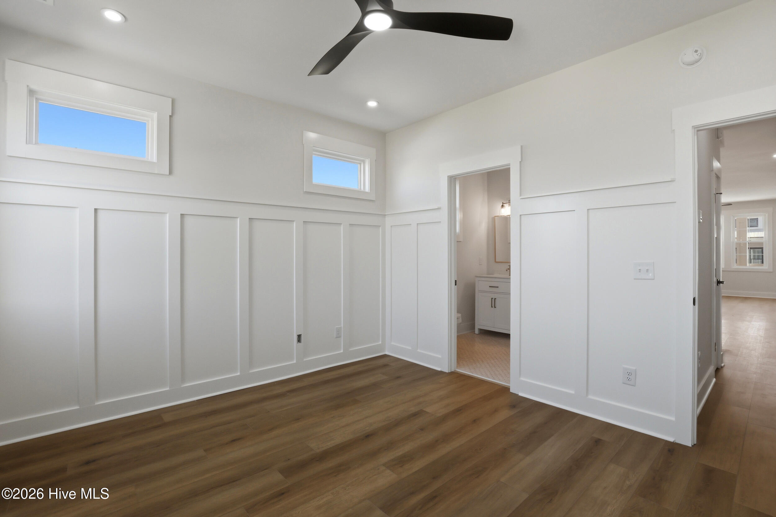 100562877 | Photo 15